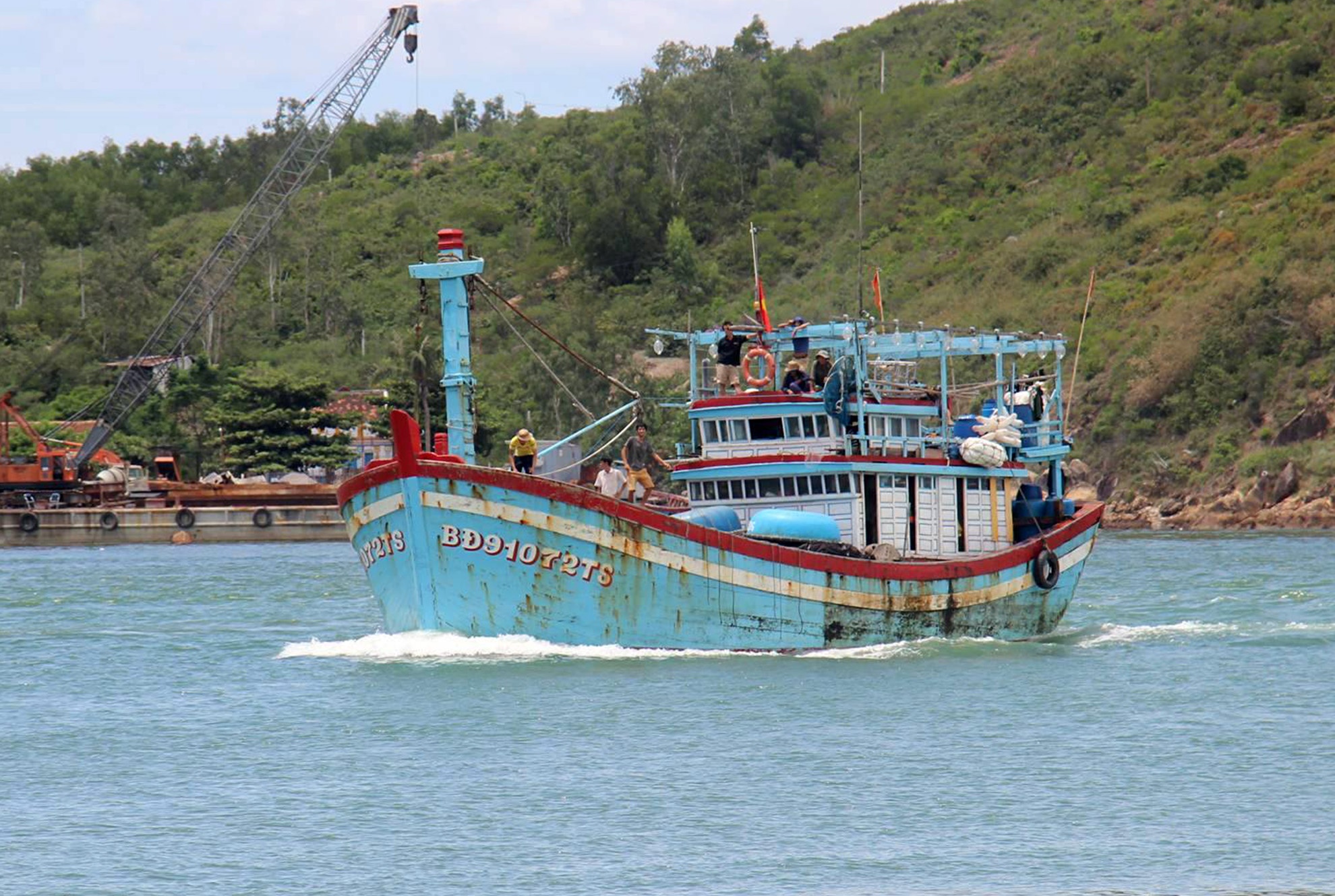 Cứu sống 10 thuyền viên ảnh 1 Cuu song 10 thuyen vien anh 1