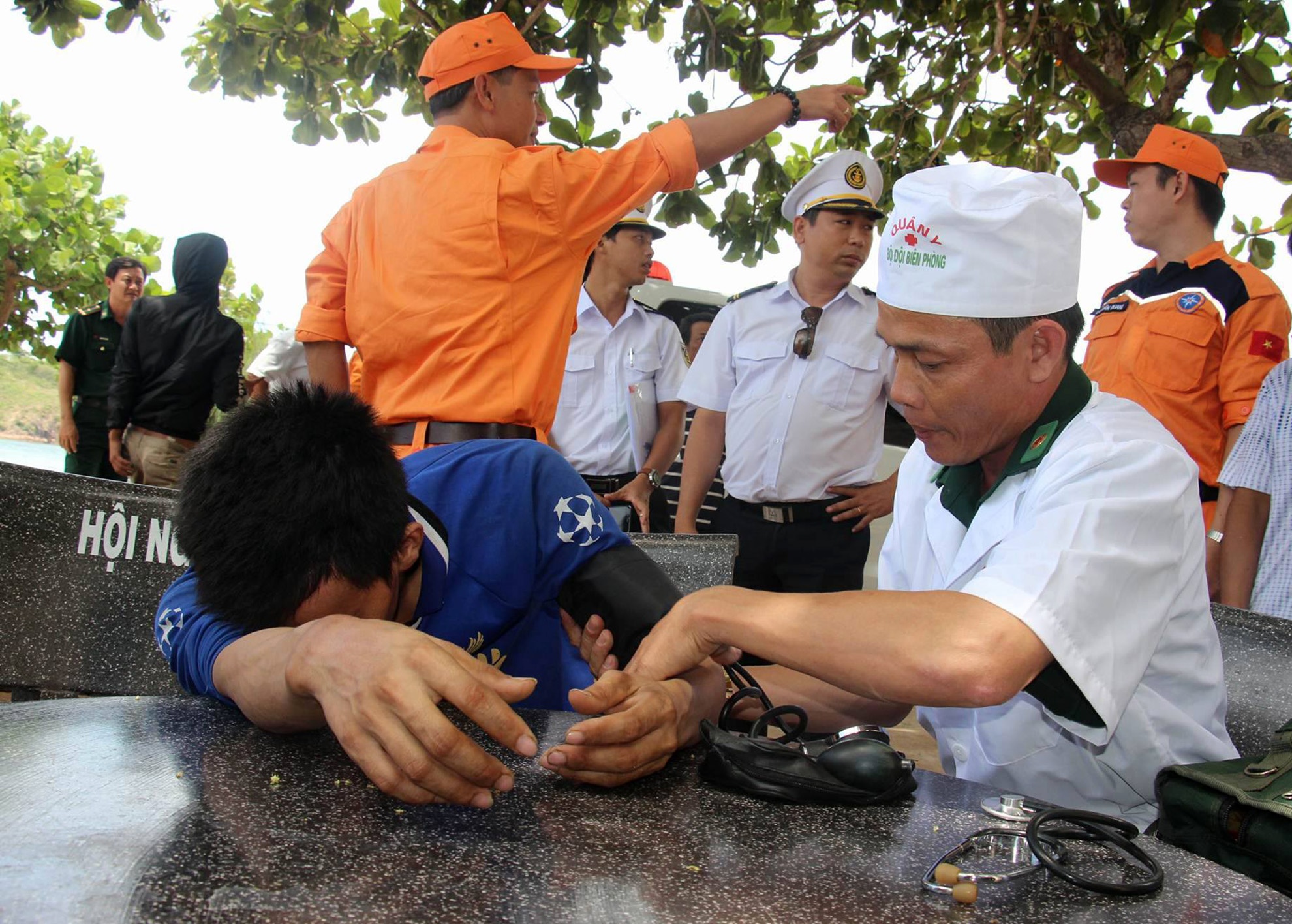 Cứu sống 10 thuyền viên ảnh 2 Cuu song 10 thuyen vien anh 2