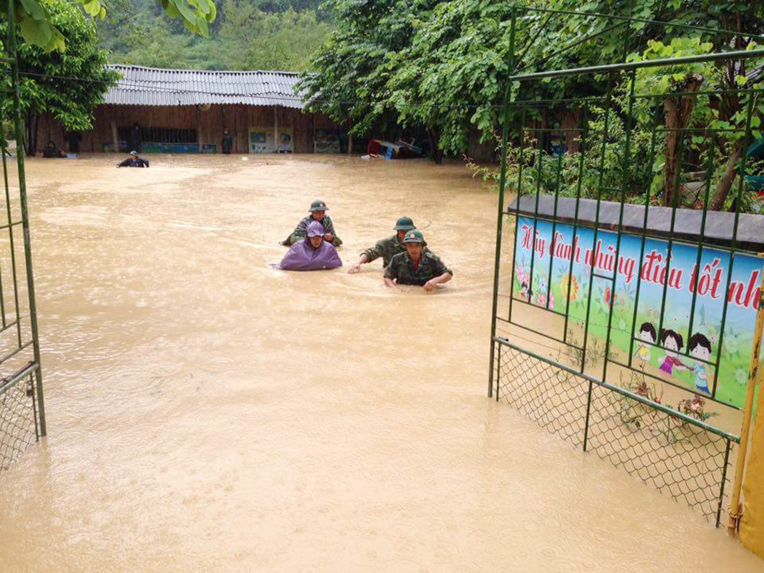 Lu ong tran ve, nuoc ngap gan lut dau nguoi o Dien Bien hinh anh