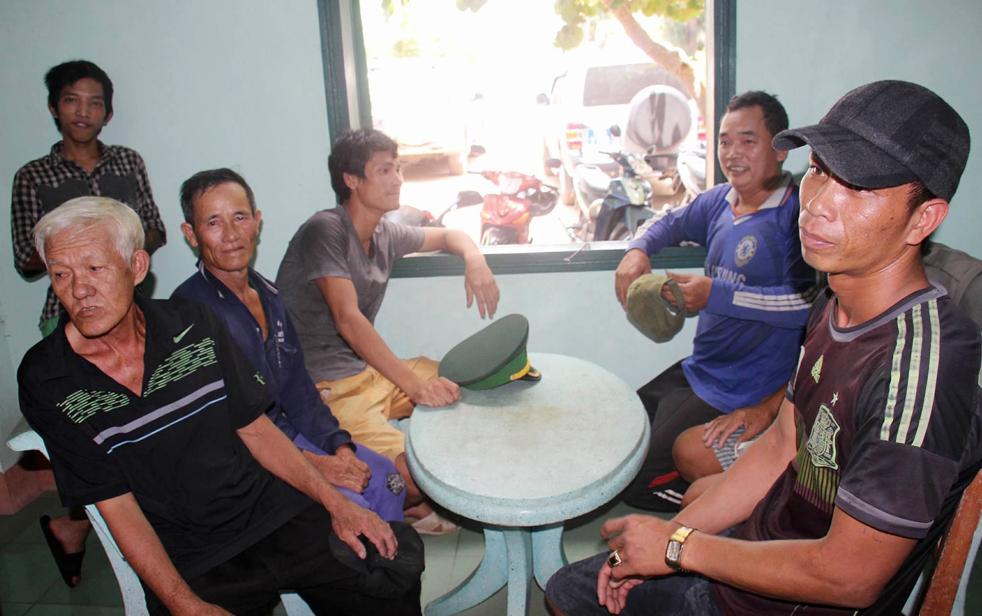 Vu 10 thuyen vien gap nan giua bien: 'Chung toi da thoat chet ky dieu' hinh anh