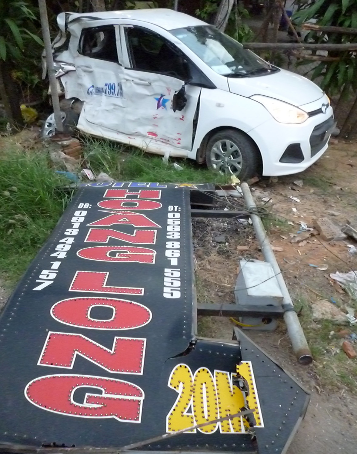 Xe khách húc taxi, tài xế tử vong ảnh 1 Xe khach huc taxi, tai xe tu vong anh 1