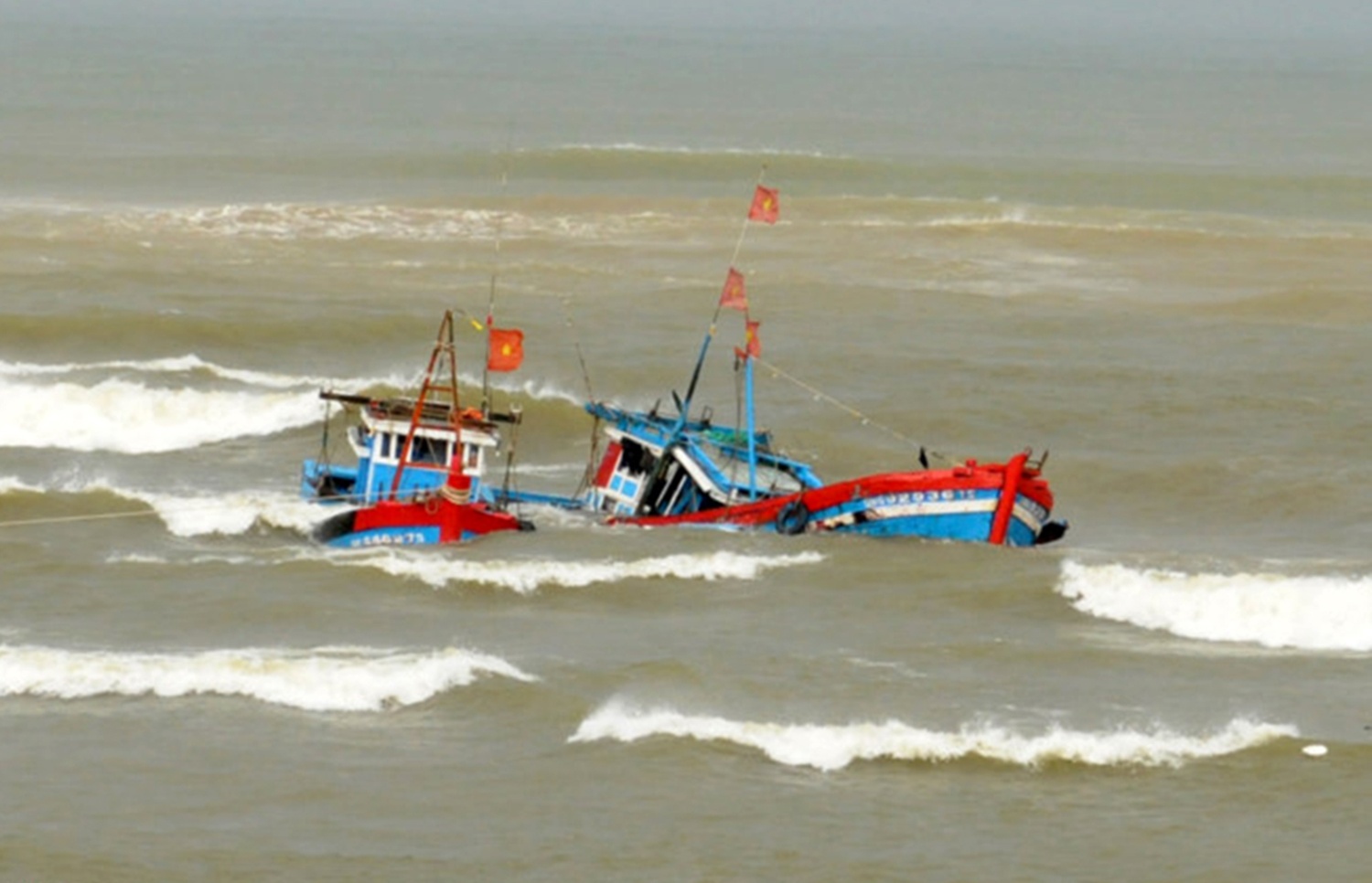 Thuyen truong mat tich sau khi tau ca bi dam chim hinh anh