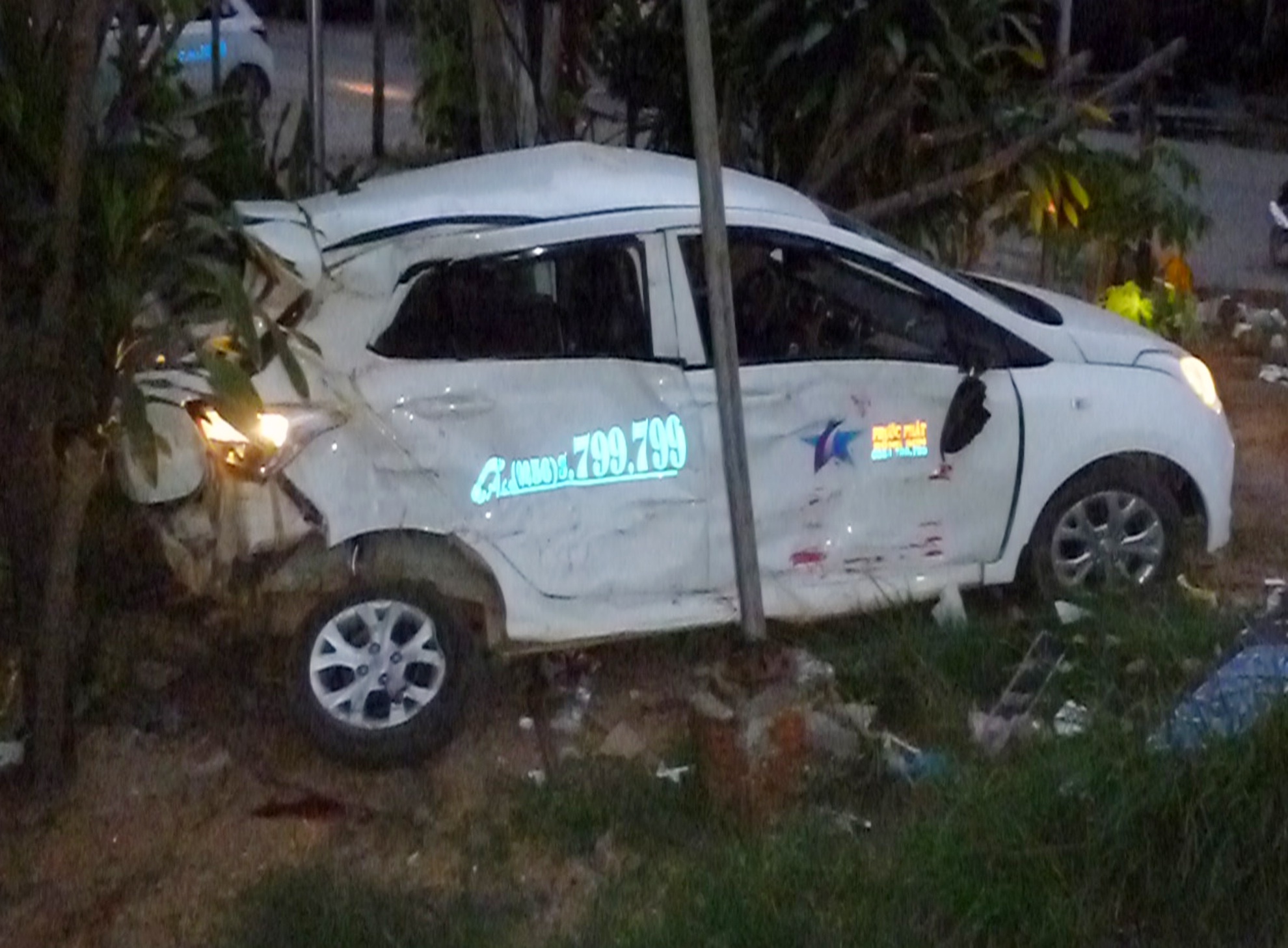 Xe khach hat taxi vang xa 20 m, tai xe tu vong hinh anh