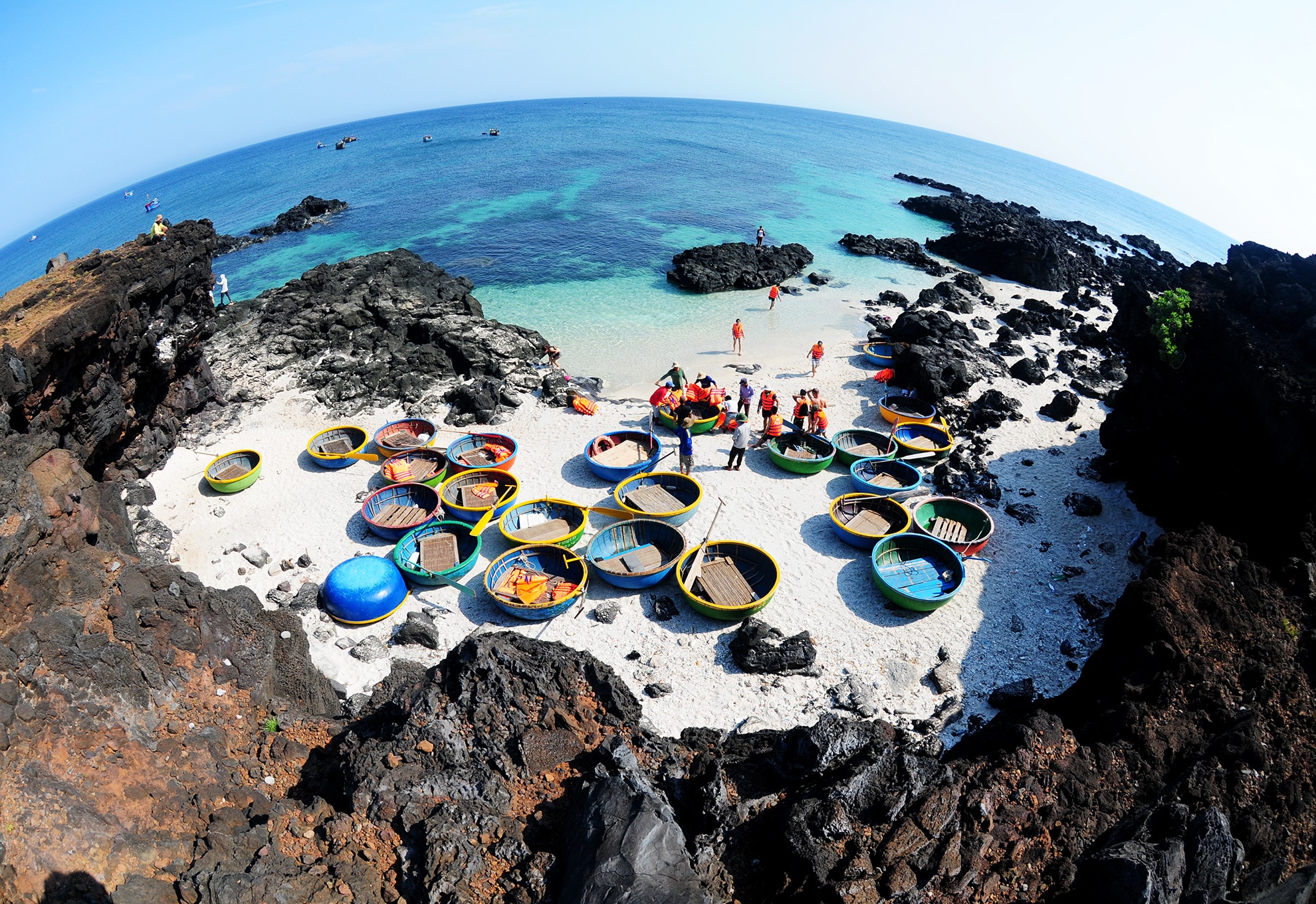 Diem den 2/9: Thien duong bien dao mien Trung me hoac du khach hinh anh