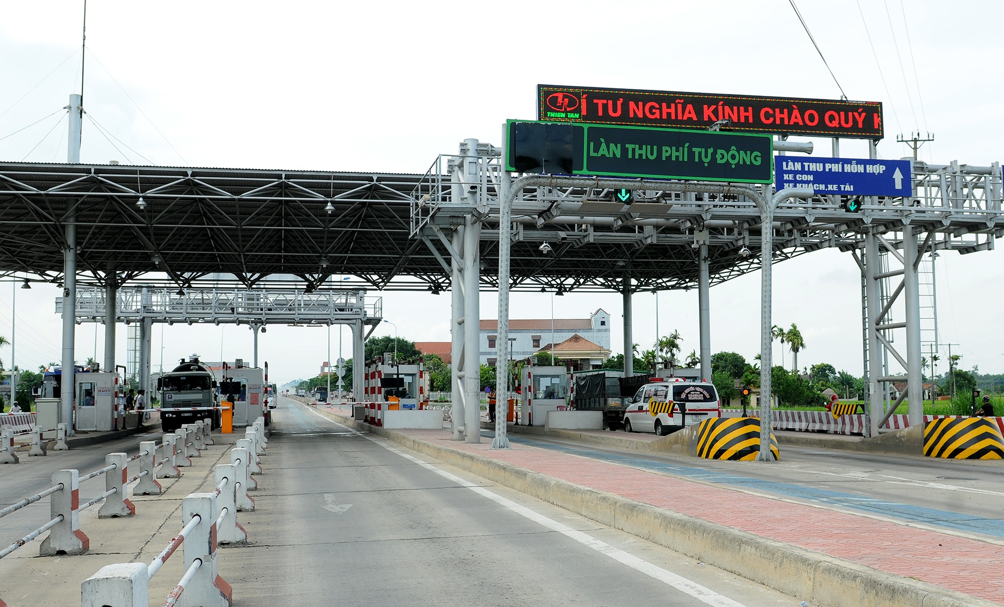 Tai xe buc xuc vi thu tuc nhieu khe de duoc giam phi qua tram BOT hinh anh