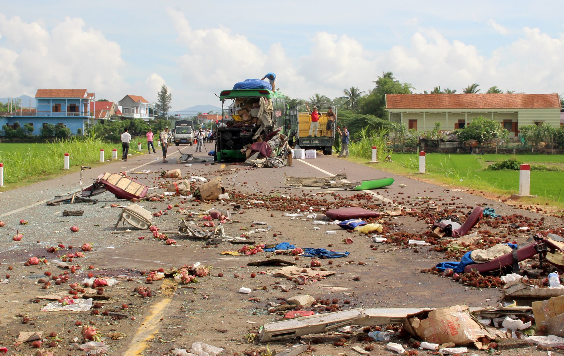 Tai nạn giao thông nghiêm trọng Bình Định ảnh 2 Tai nan giao thong nghiem trong Binh Dinh anh 2
