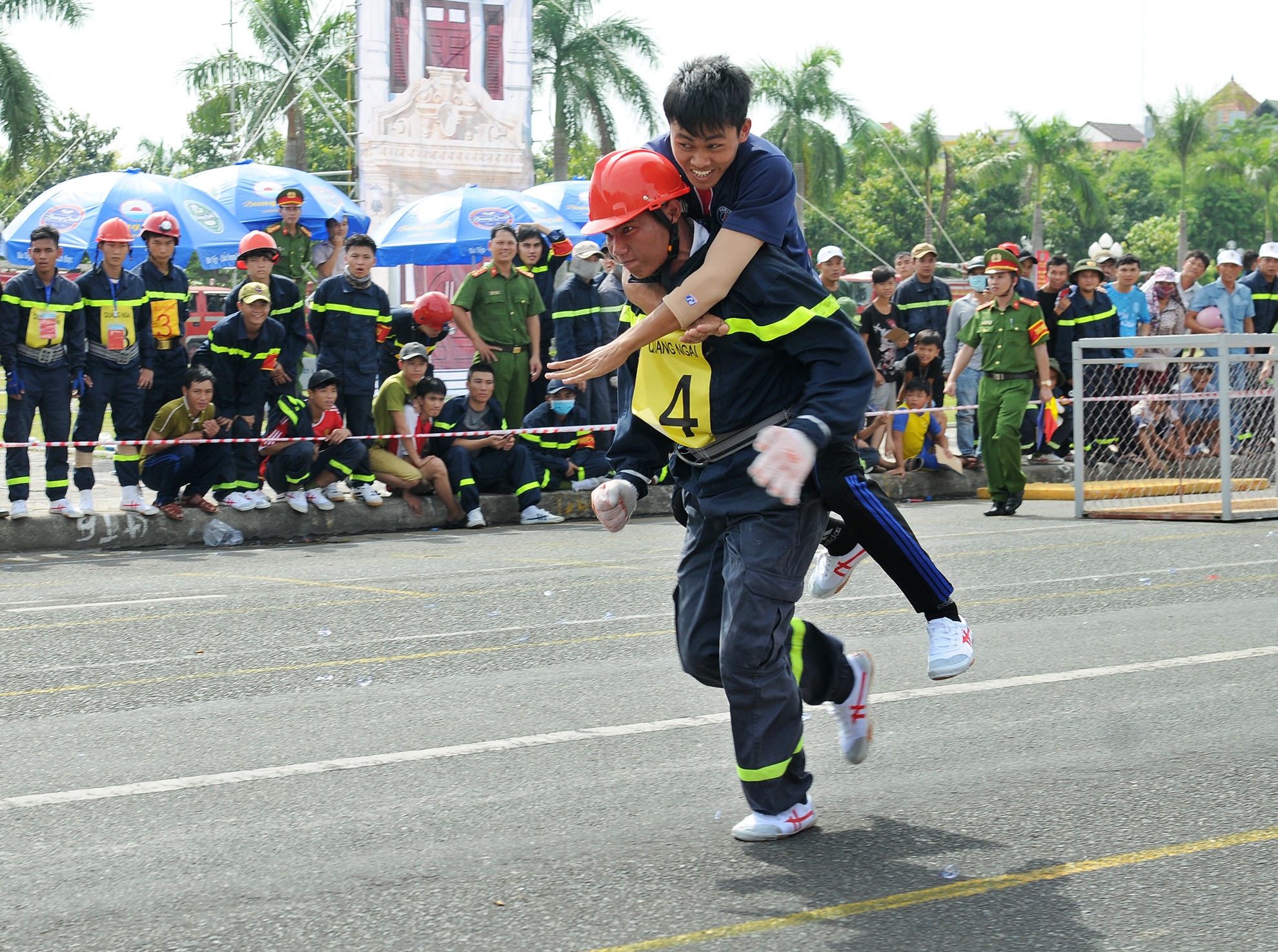 Diễn tập cứu hộ, cứu nạn Quảng Ngãi ảnh 12 Dien tap cuu ho, cuu nan Quang Ngai anh 12