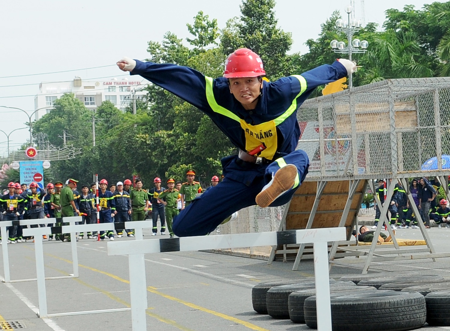 Canh sat trinh dien ky nang cuu ho, cuu nan hinh anh