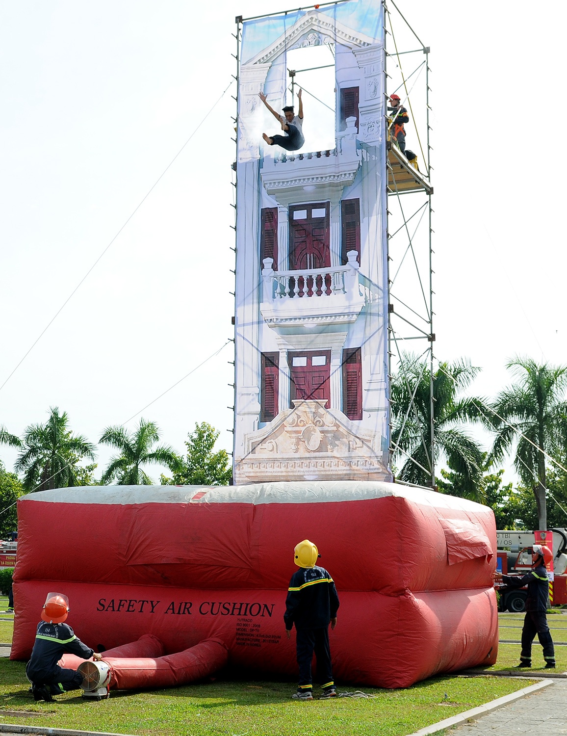 Diễn tập cứu hộ, cứu nạn Quảng Ngãi ảnh 4 Dien tap cuu ho, cuu nan Quang Ngai anh 4