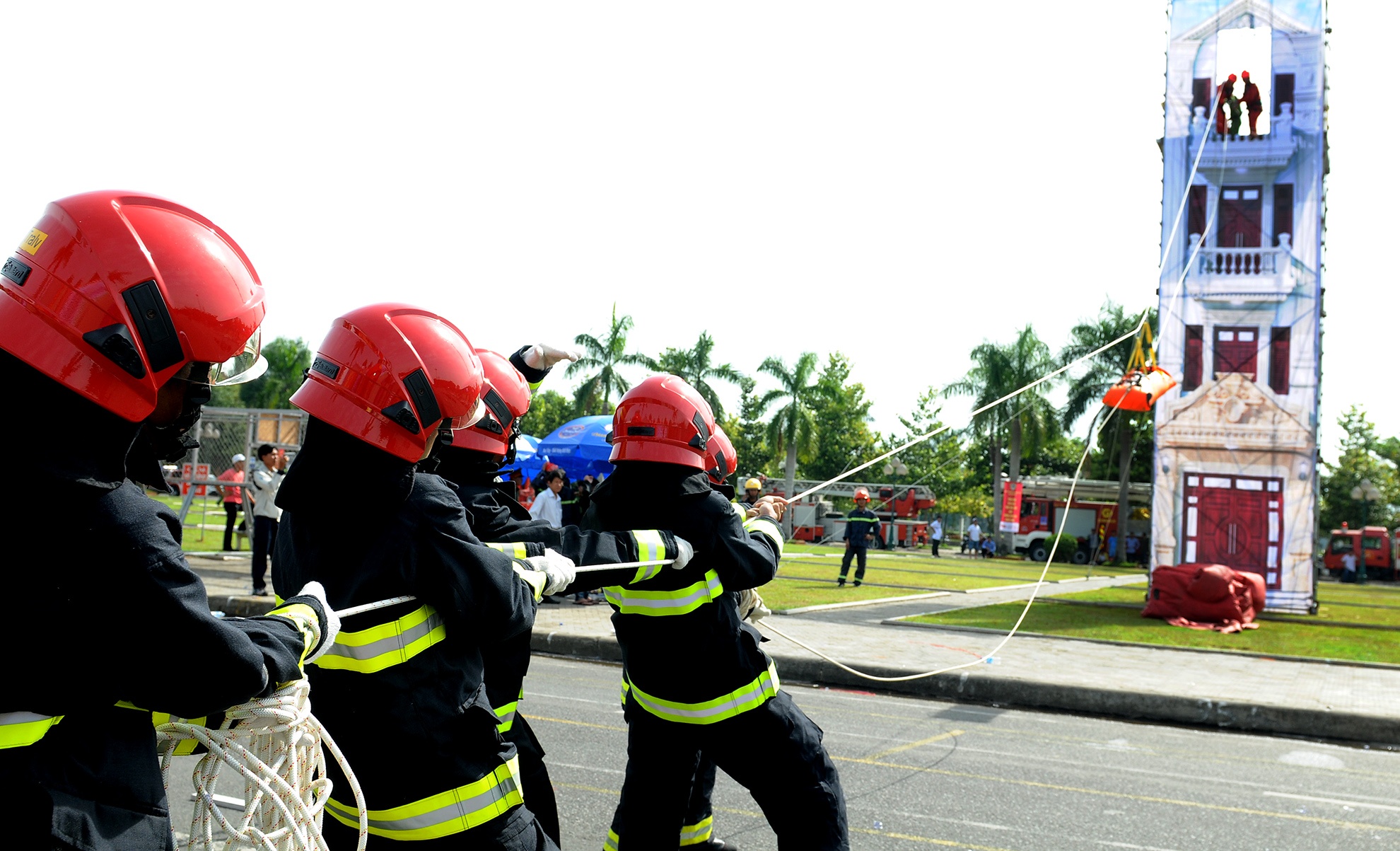 Diễn tập cứu hộ, cứu nạn Quảng Ngãi ảnh 5 Dien tap cuu ho, cuu nan Quang Ngai anh 5