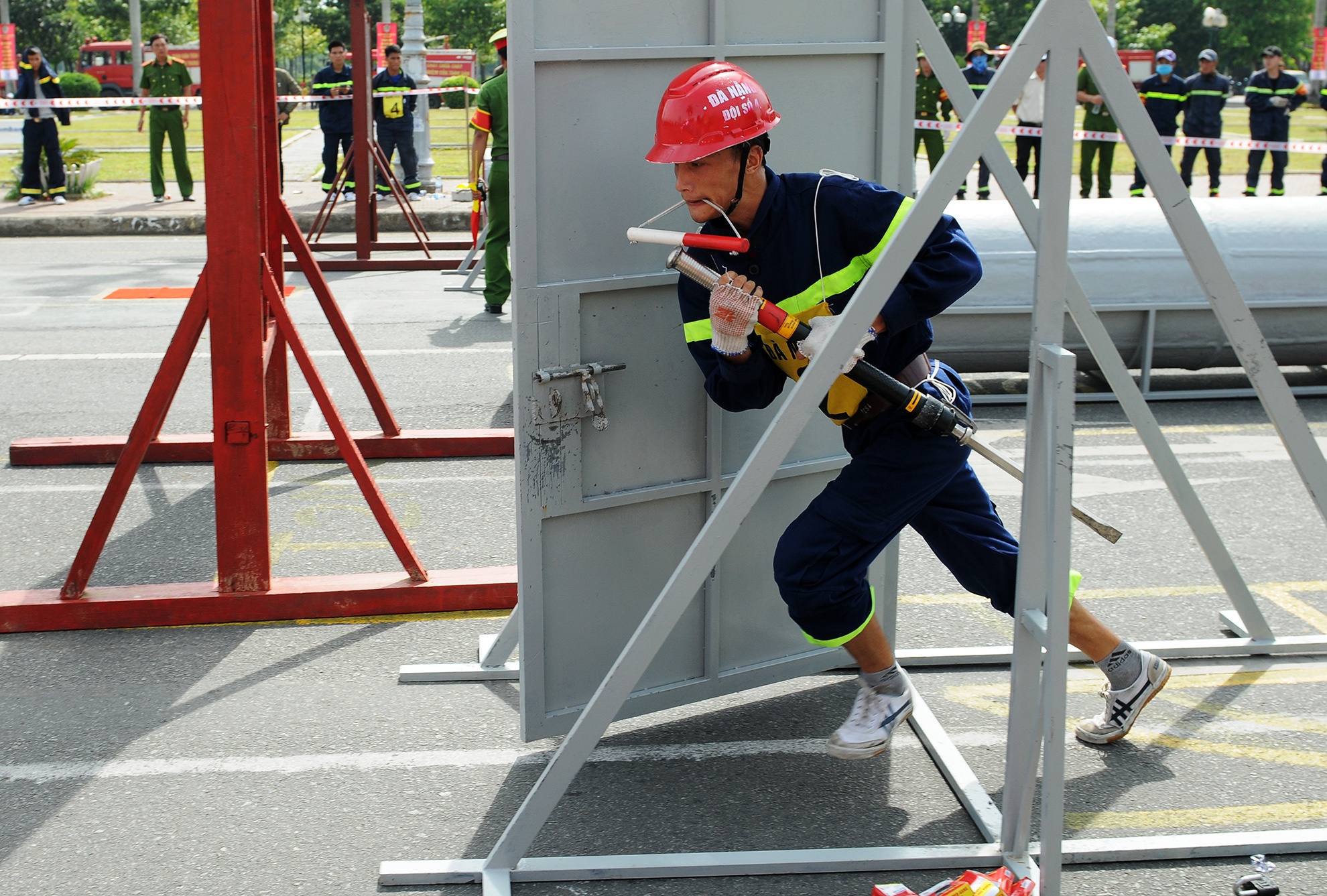 Diễn tập cứu hộ, cứu nạn Quảng Ngãi ảnh 6 Dien tap cuu ho, cuu nan Quang Ngai anh 6