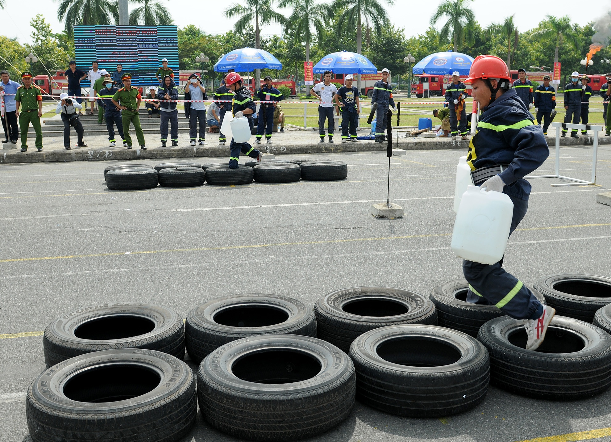Diễn tập cứu hộ, cứu nạn Quảng Ngãi ảnh 7 Dien tap cuu ho, cuu nan Quang Ngai anh 7
