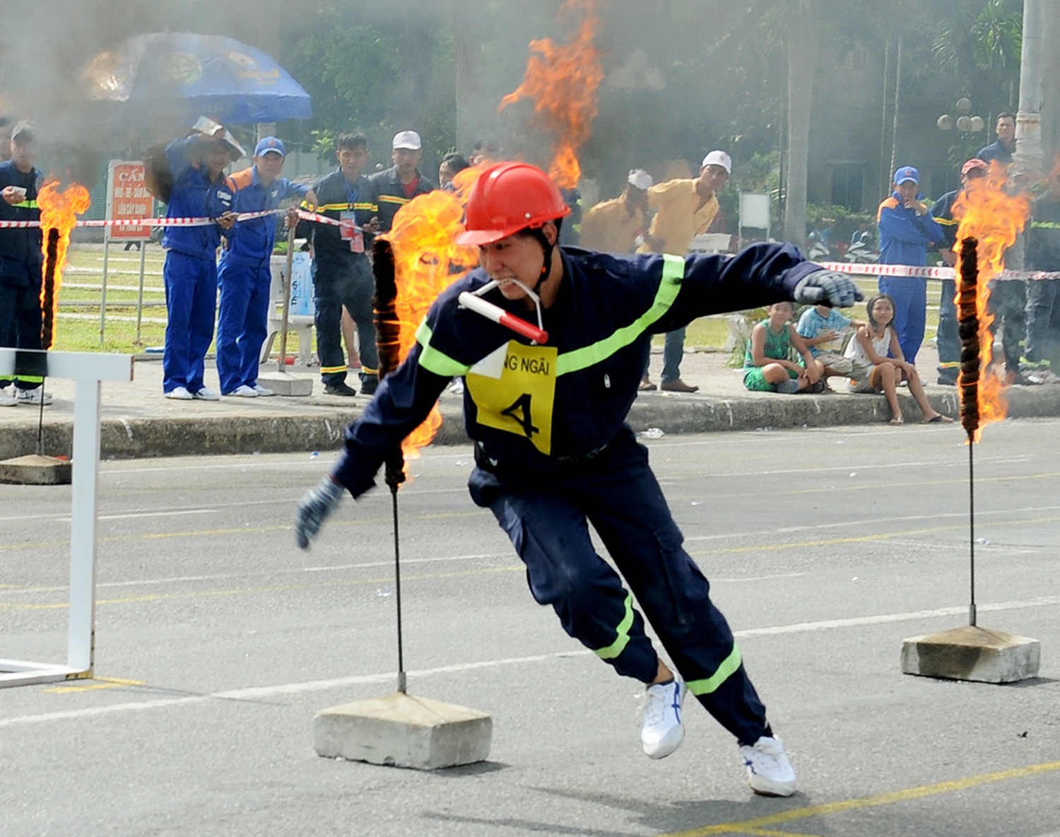 Hang tram canh sat mien Trung tro tai cuu ho, cuu nan hinh anh
