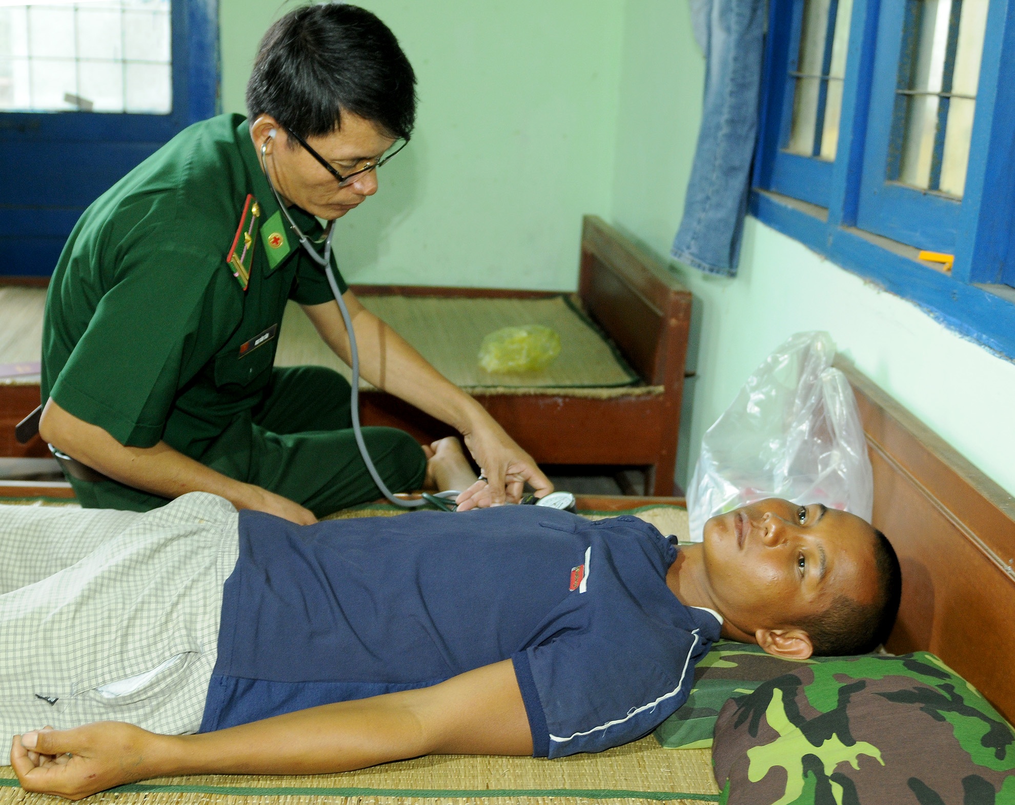 Thoat chet ky dieu sau 3 ngay dem om bao nylon troi dat tren bien hinh anh