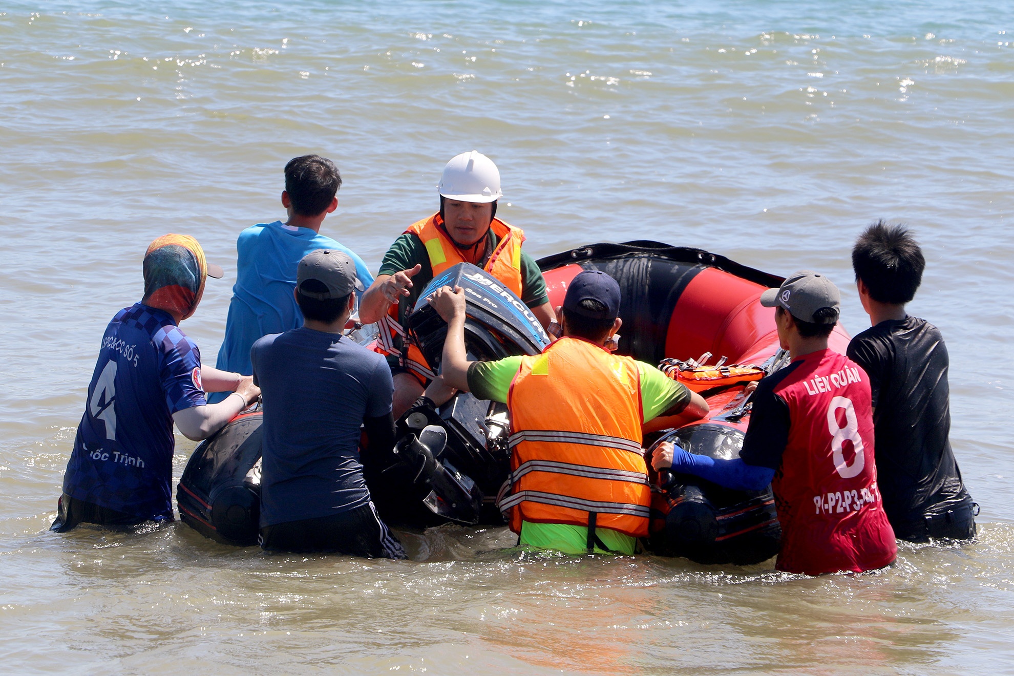 Tam bien, giam doc Ban quan ly Cang ca Quang Ngai mat tich hinh anh