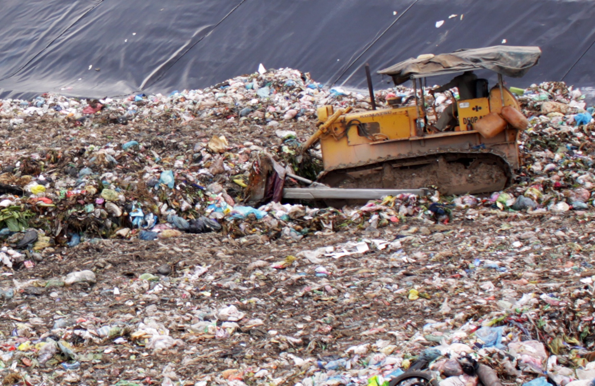 Nguy co rac thai tran ra duong pho Quang Ngai anh 2