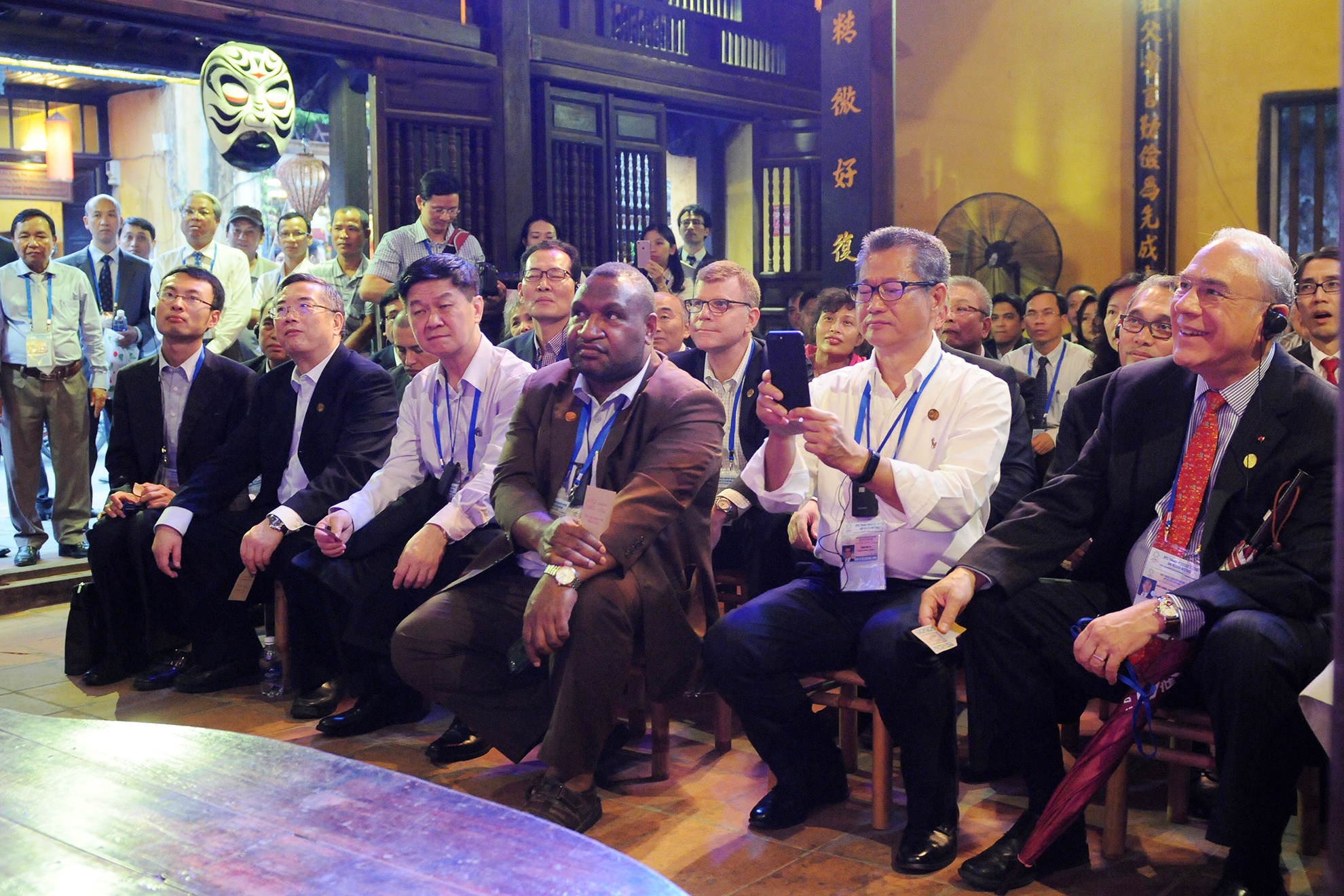 Dai bieu du Hoi nghi Bo truong Tai chinh tham quan pho co Hoi An anh 11