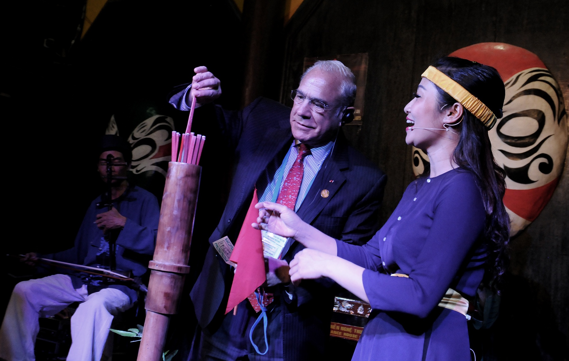 Dai bieu du Hoi nghi Bo truong Tai chinh tham quan pho co Hoi An anh 12