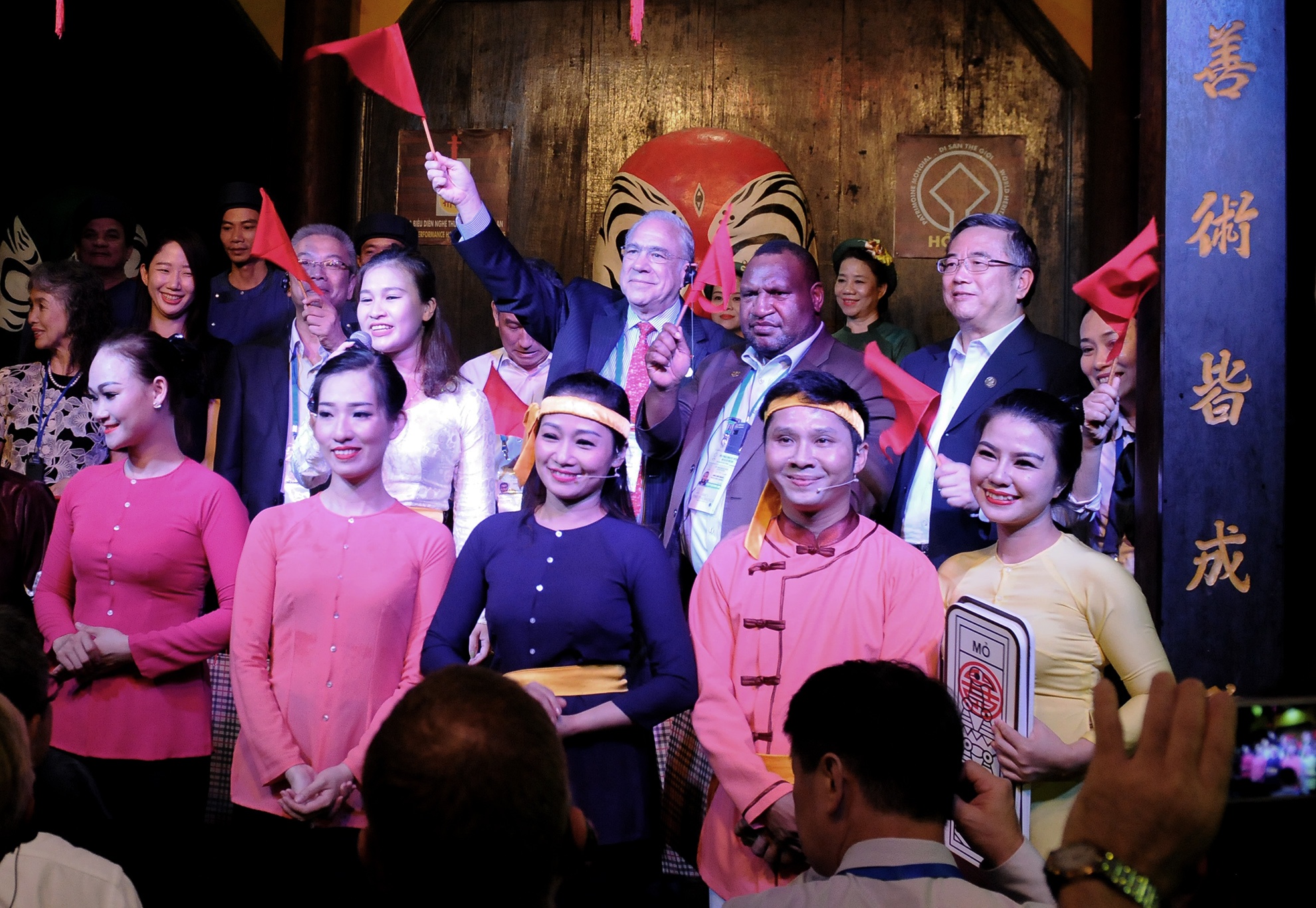 Dai bieu du Hoi nghi Bo truong Tai chinh tham quan pho co Hoi An anh 13