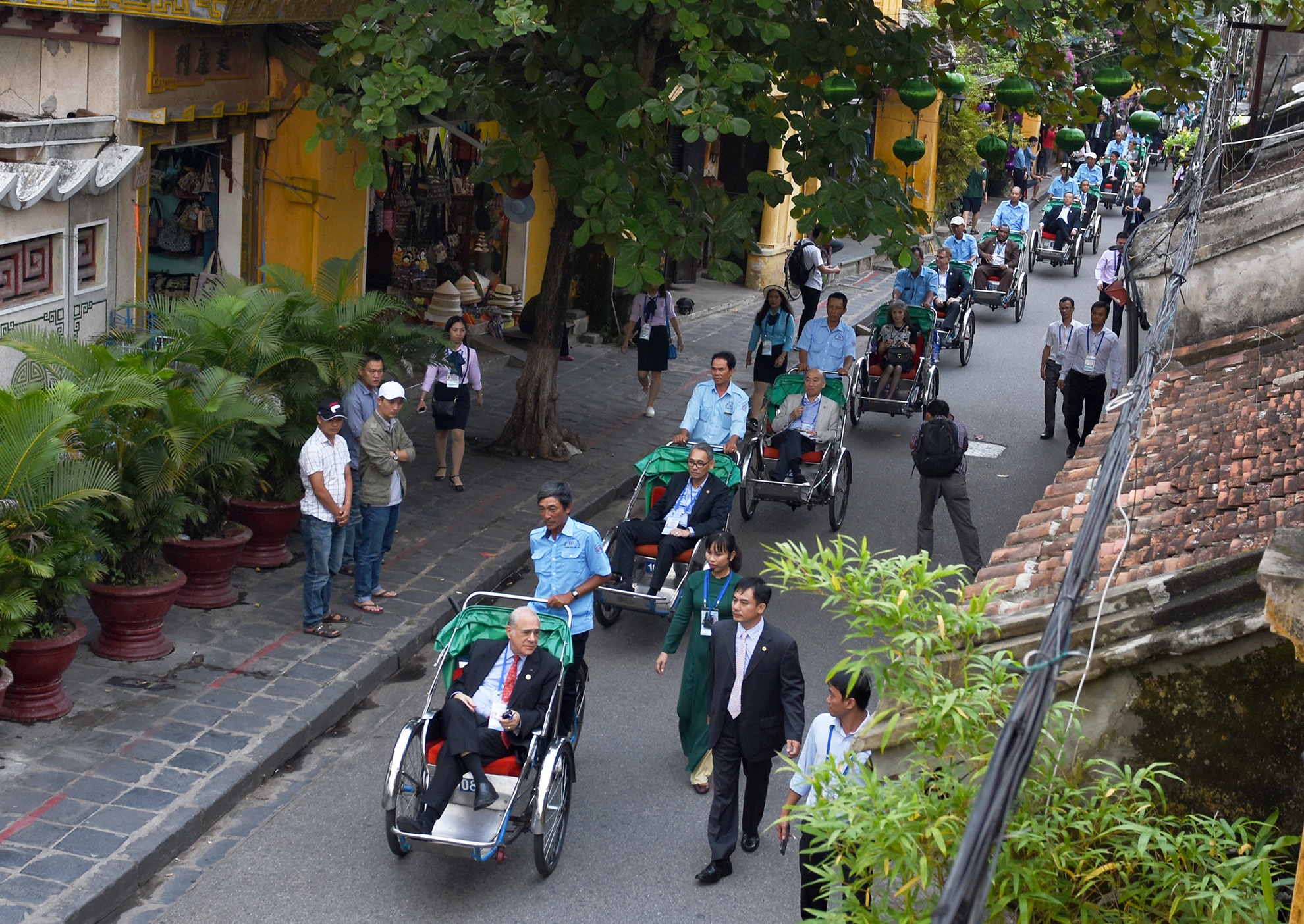 Dai bieu du Hoi nghi Bo truong Tai chinh tham quan pho co Hoi An anh 1