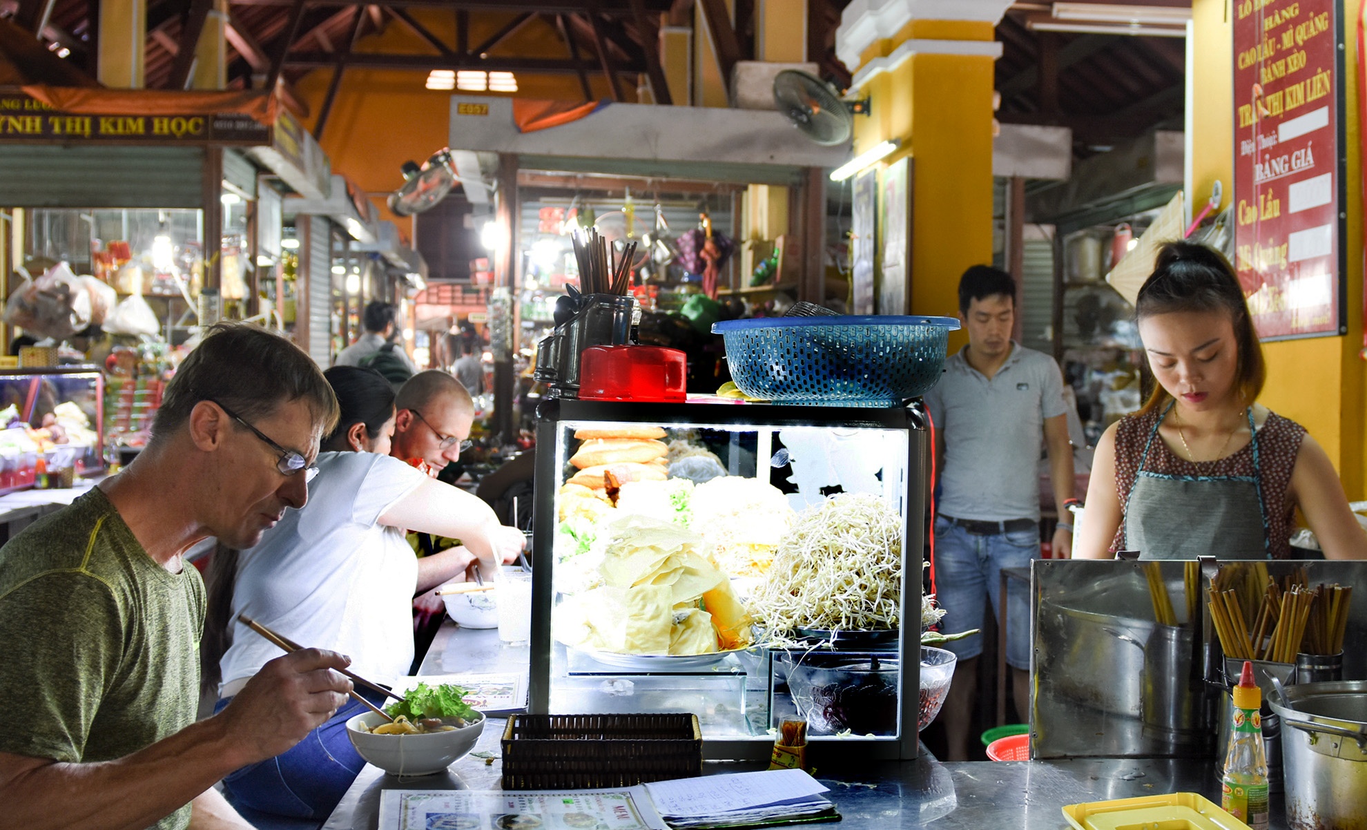 Nguoi Hoi An muon moi Tong thong Donald Trump thu mi Quang, cao lau hinh anh