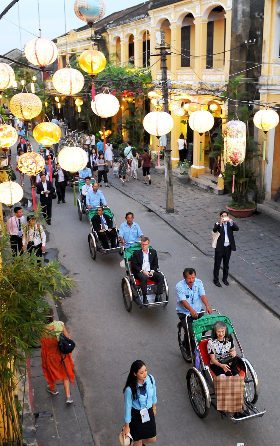 Dai bieu du Hoi nghi Bo truong Tai chinh tham quan pho co Hoi An anh 2