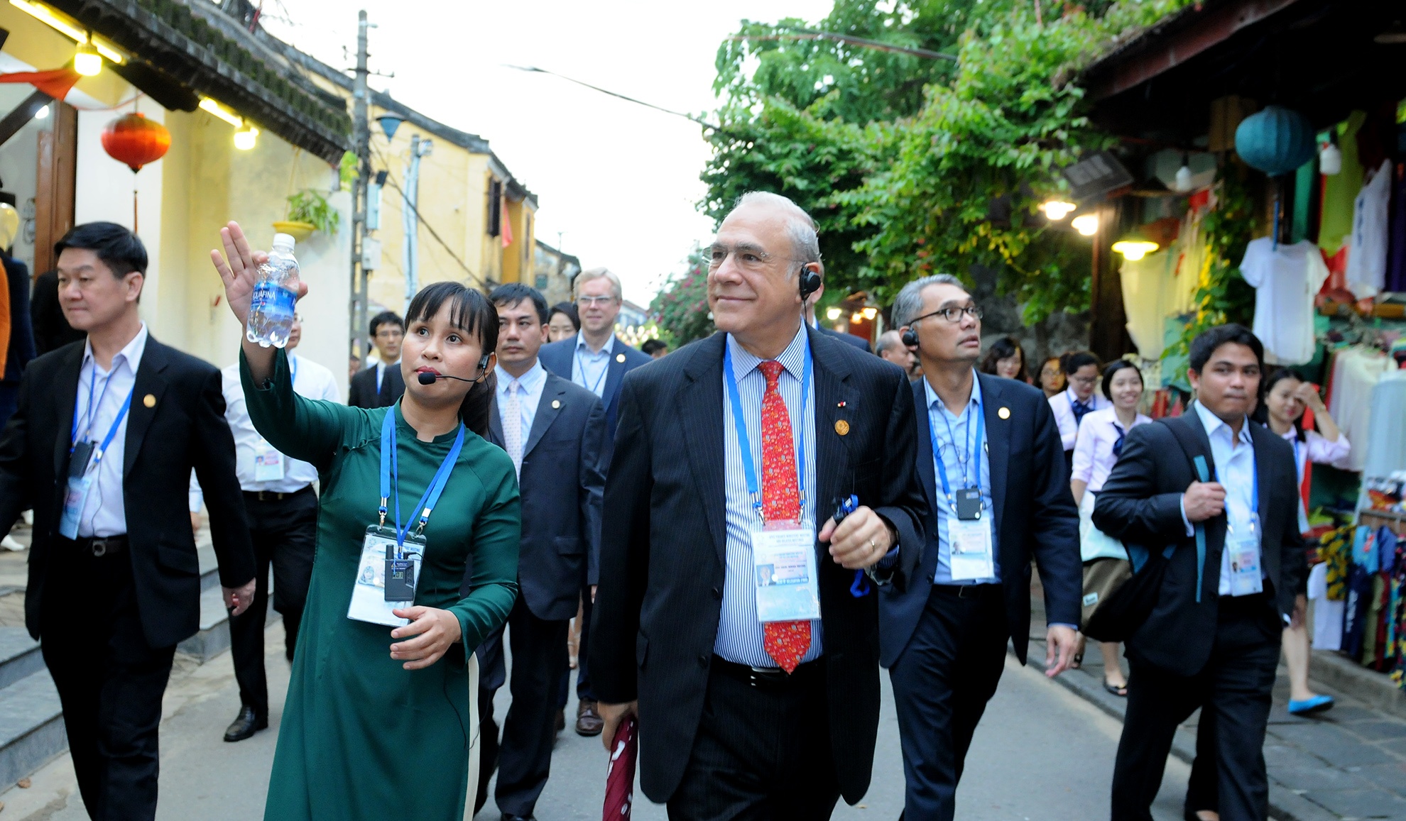 Dai bieu du Hoi nghi Bo truong Tai chinh tham quan pho co Hoi An anh 5