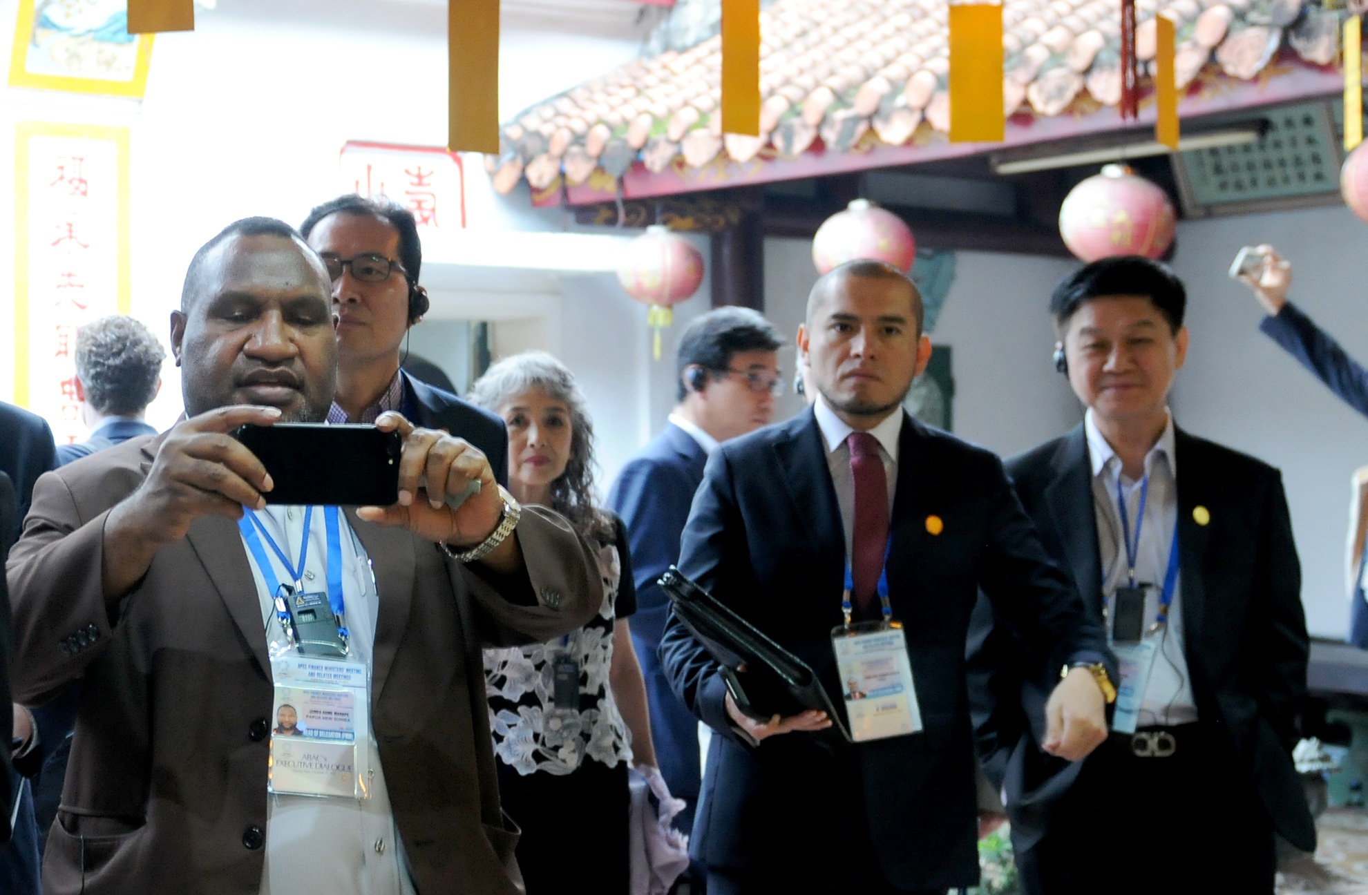 Dai bieu du Hoi nghi Bo truong Tai chinh tham quan pho co Hoi An anh 6