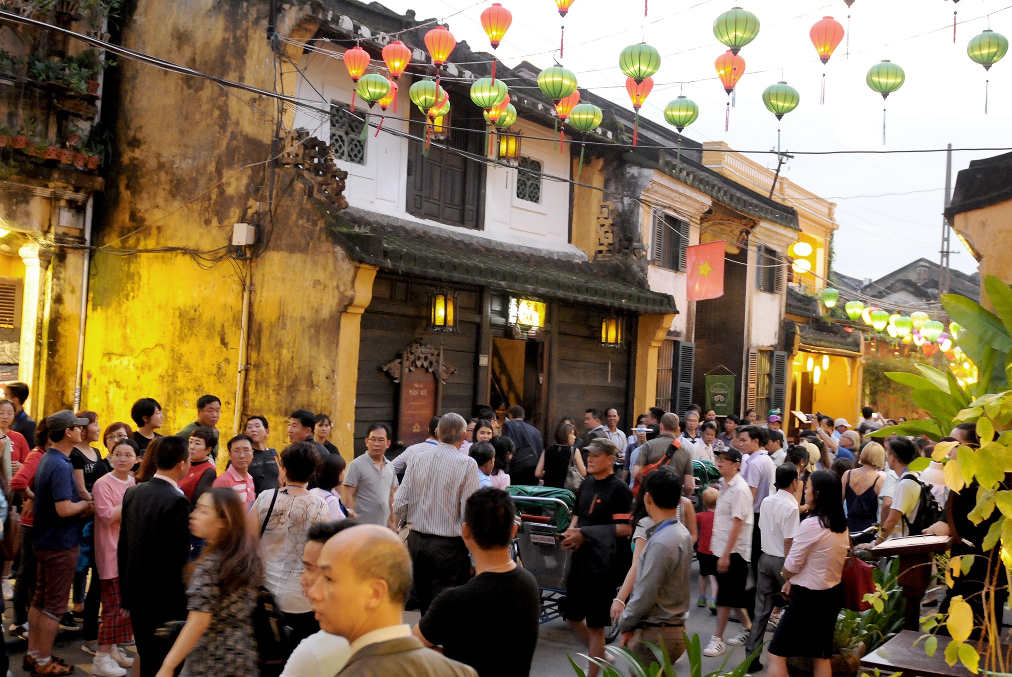Dai bieu du Hoi nghi Bo truong Tai chinh tham quan pho co Hoi An anh 8