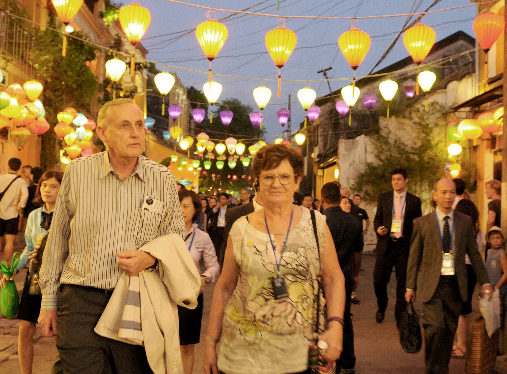 Dai bieu du Hoi nghi Bo truong Tai chinh tham quan pho co Hoi An anh 9