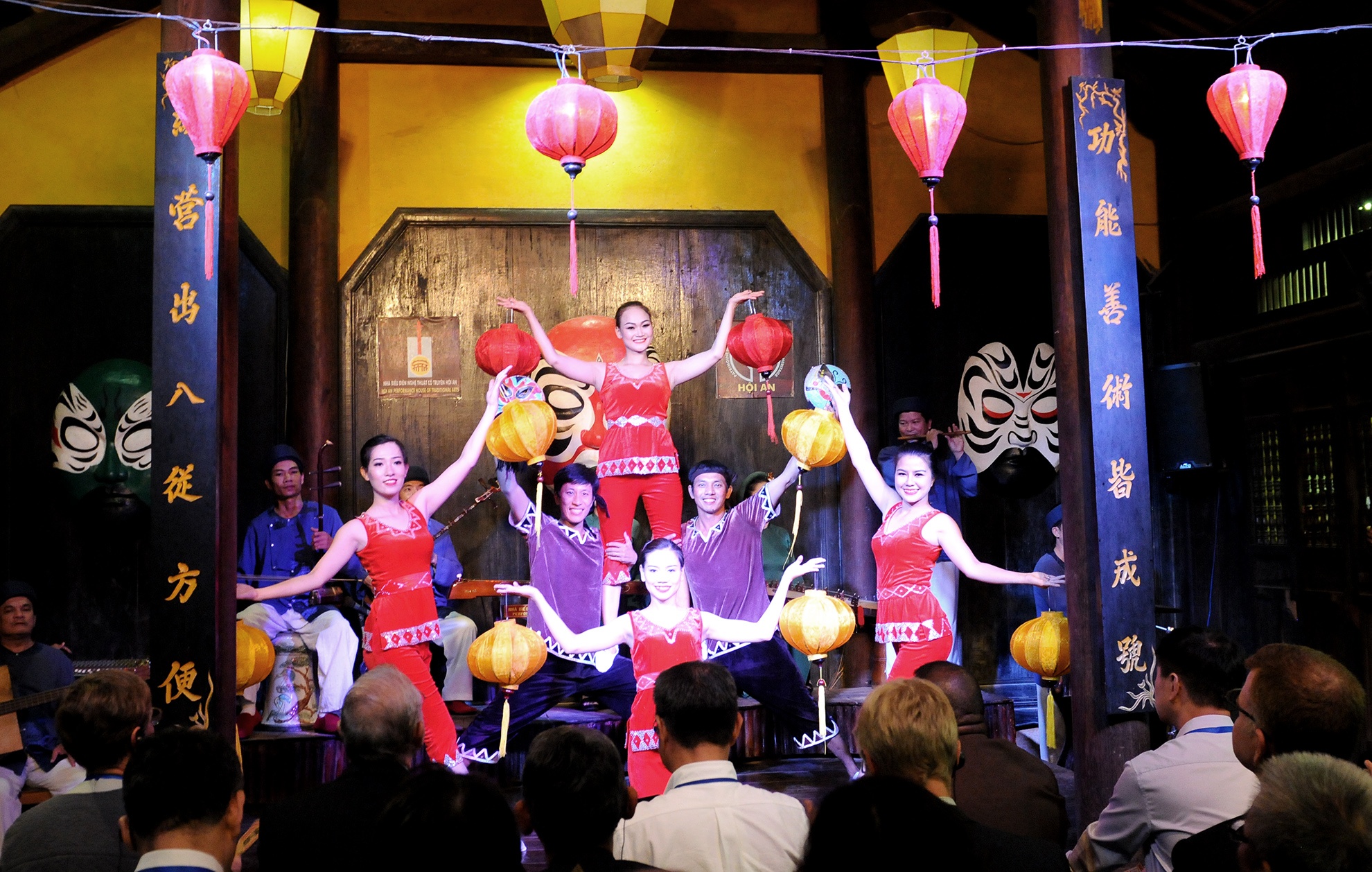 Dai bieu du Hoi nghi Bo truong Tai chinh tham quan pho co Hoi An anh 10