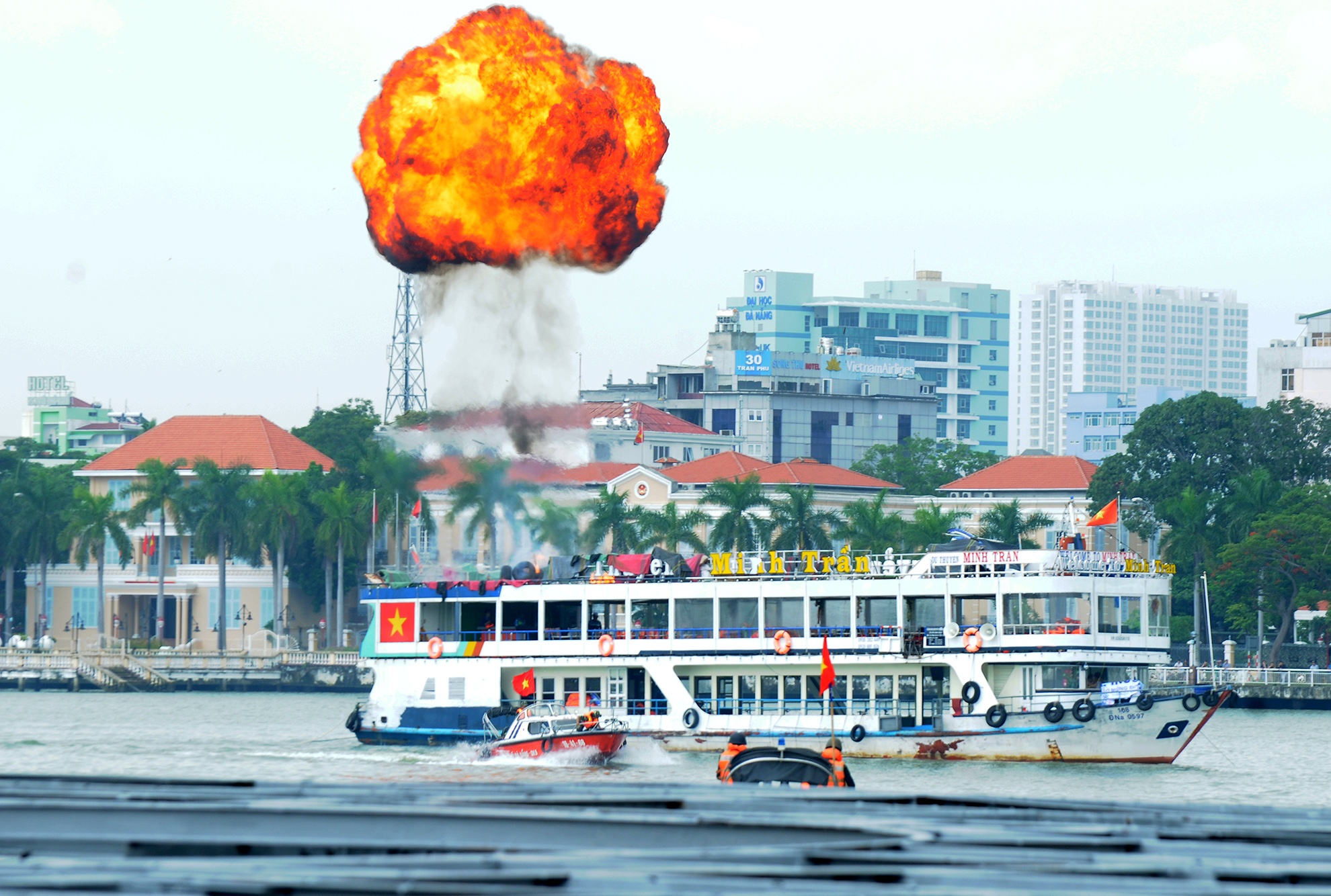 Canh sat du day dot kich toa nha giai cuu con tin o dien tap APEC 2017 hinh anh