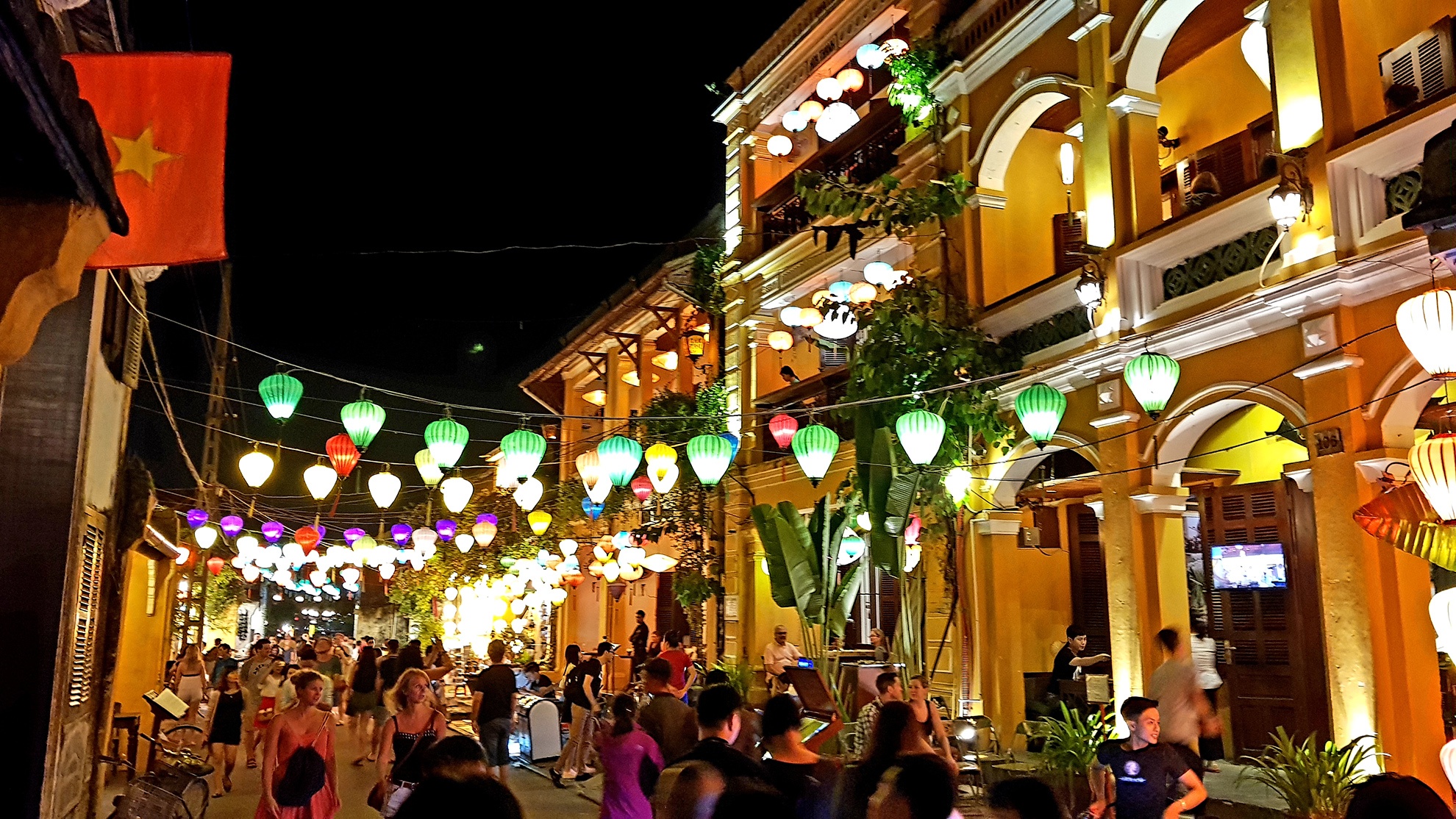 Pho co Hoi An toa sang chao don du khach ben them APEC anh 8