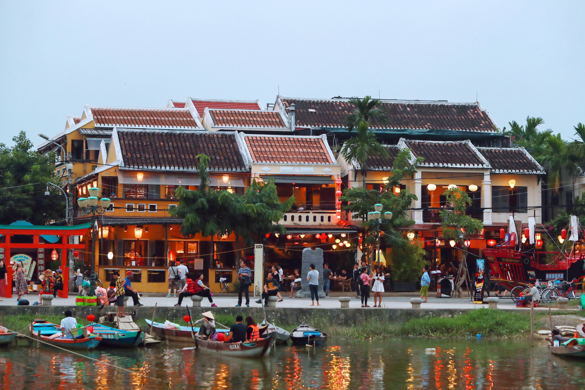 Pho co Hoi An lung linh truoc ngay khai mac APEC 2017 hinh anh