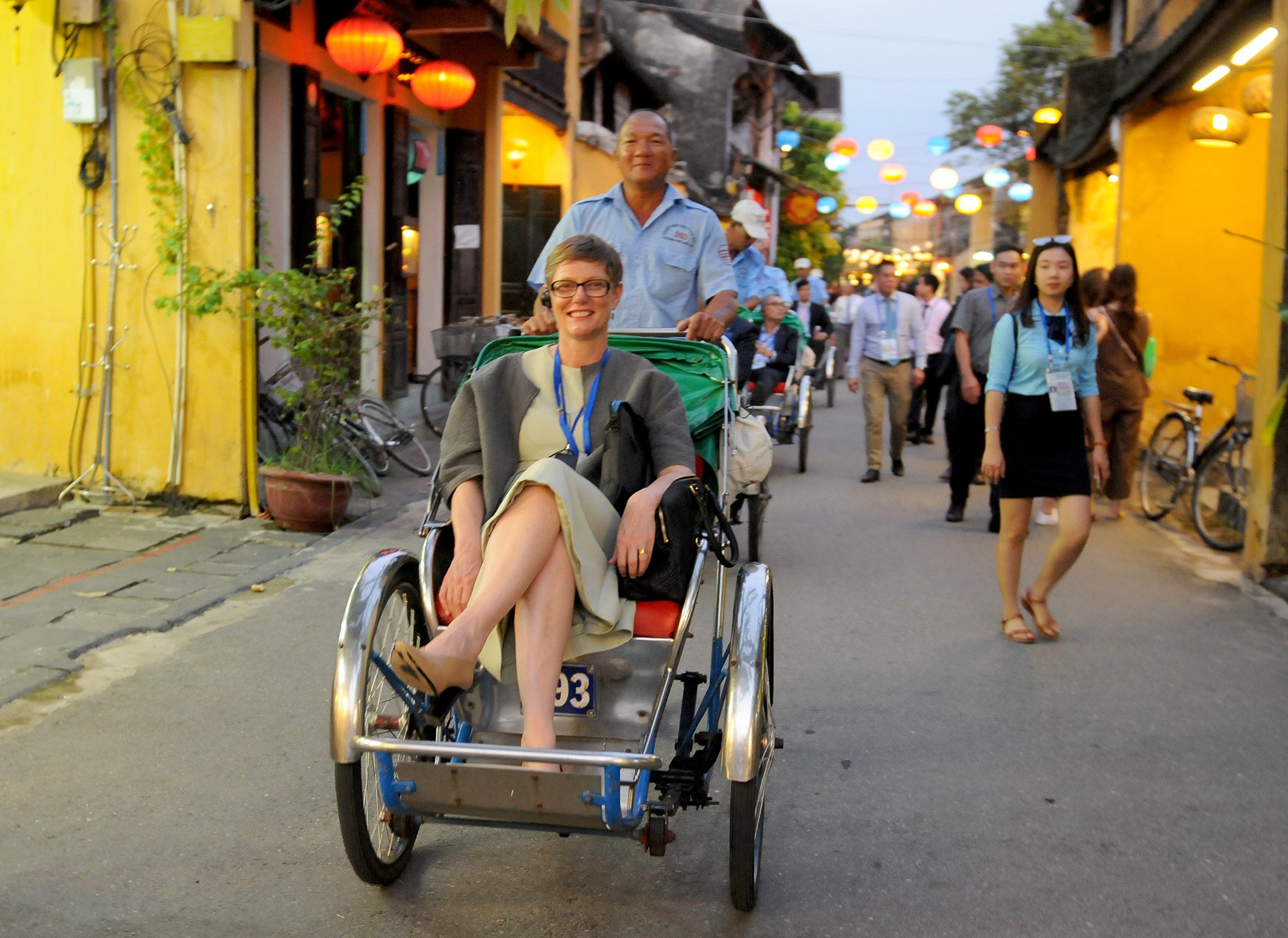 Dan Hoi An goi y phu nhan, phu quan lanh dao APEC mua qua luu niem hinh anh