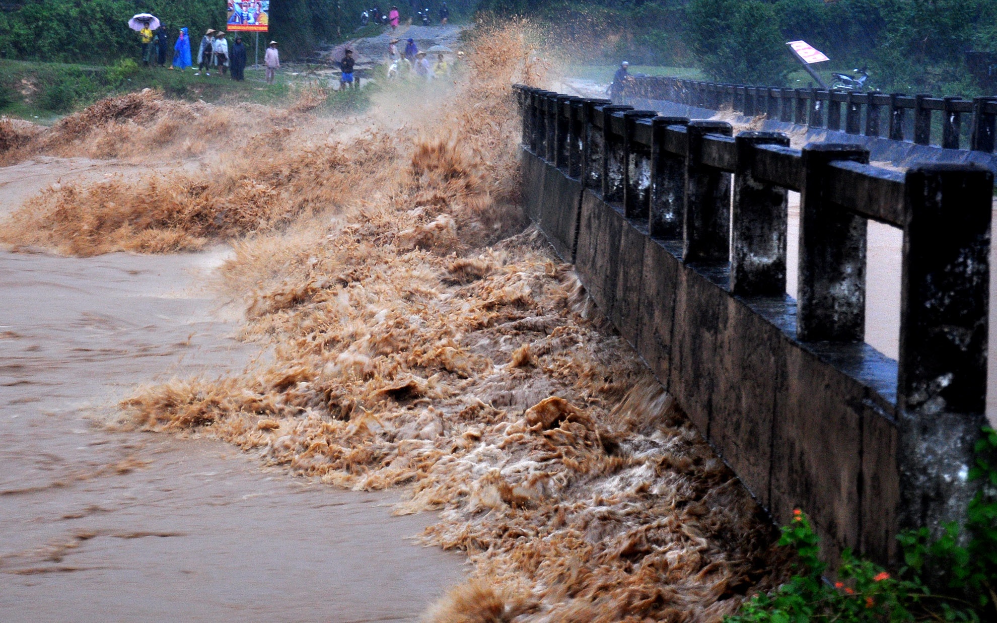 Khoi dong chay, nu cong nhan thuy loi bi lu cuon mat tich hinh anh