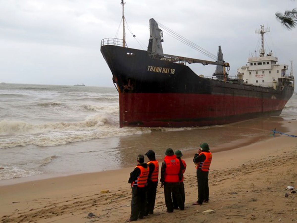 Tang luc luong khan cap tim kiem 12 nguoi nuoc ngoai mat tich do bao hinh anh