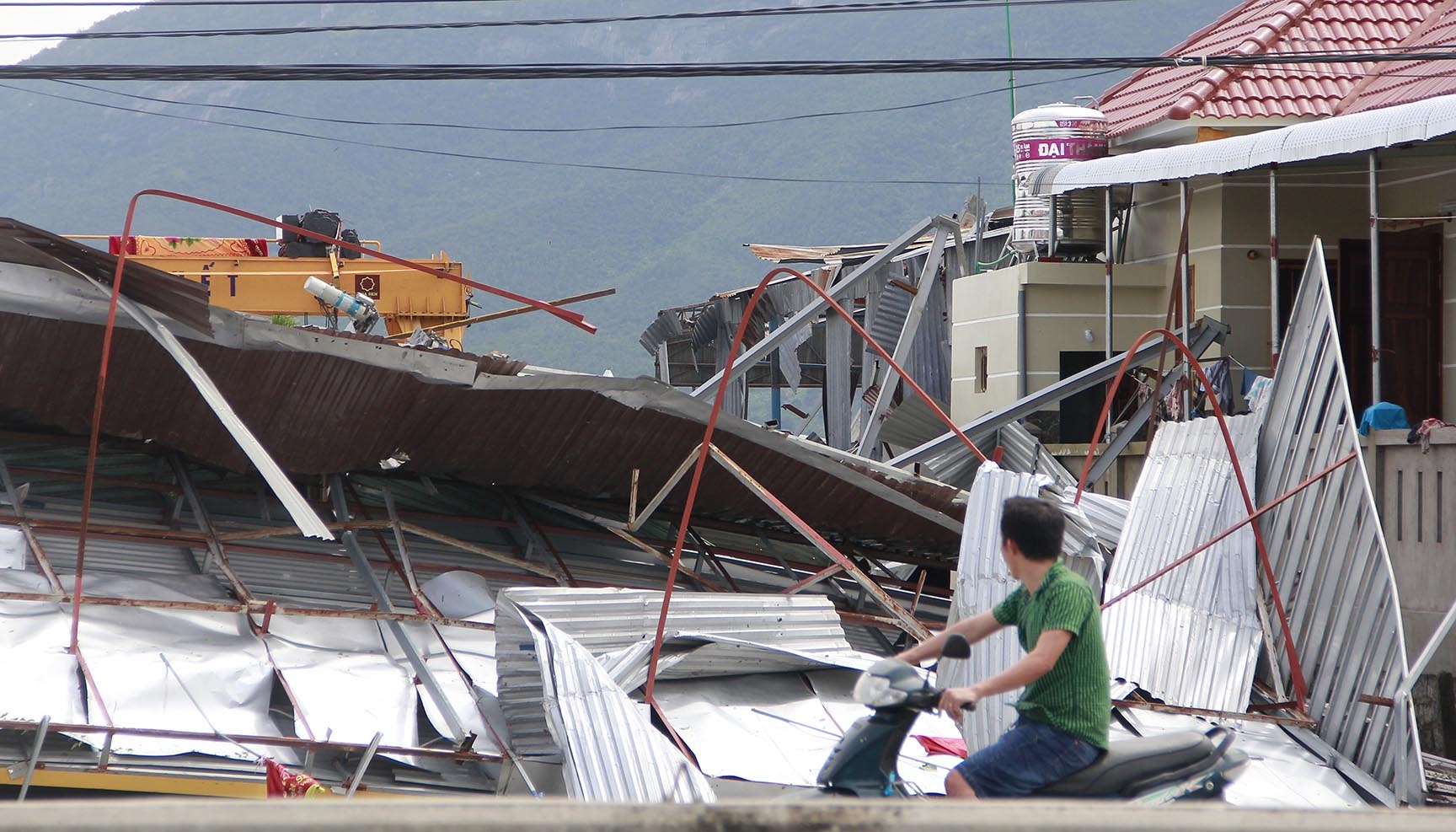 Phu Yen khac phuc hau qua con bao so 12 anh 12