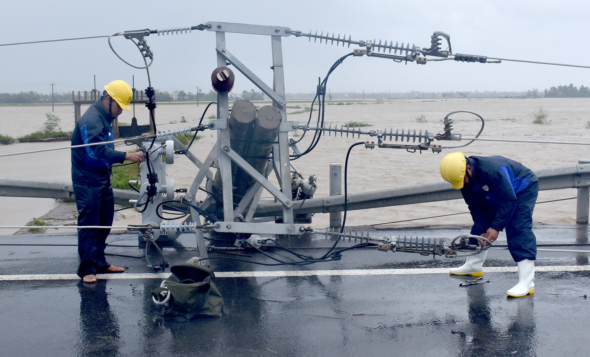 Phu Yen khac phuc hau qua con bao so 12 anh 6