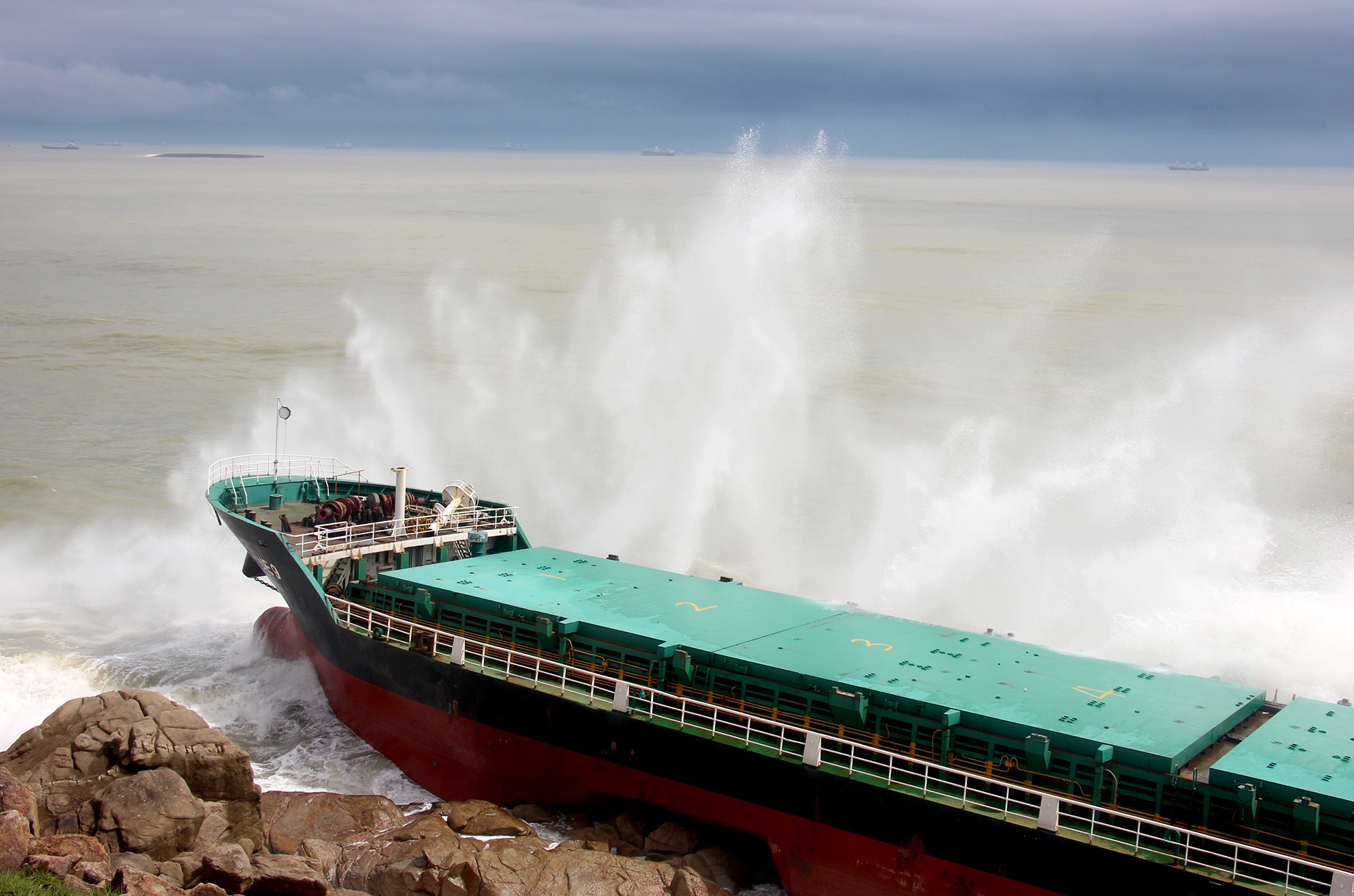 48 nguoi tren 4 tau hang troi neo, Binh Dinh de nghi ho tro khan cap hinh anh