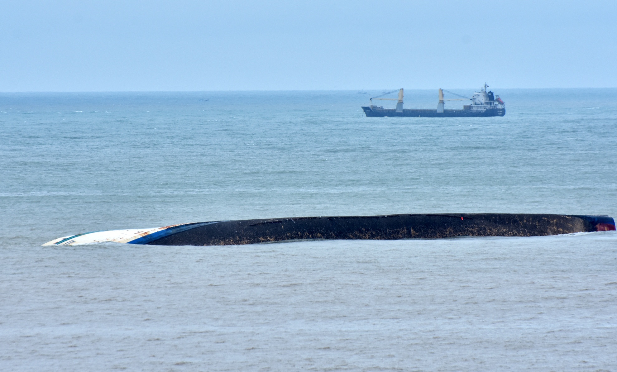 Chìm tàu hàng ở Bình Định ảnh 2 Chim tau hang o Binh Dinh anh 2