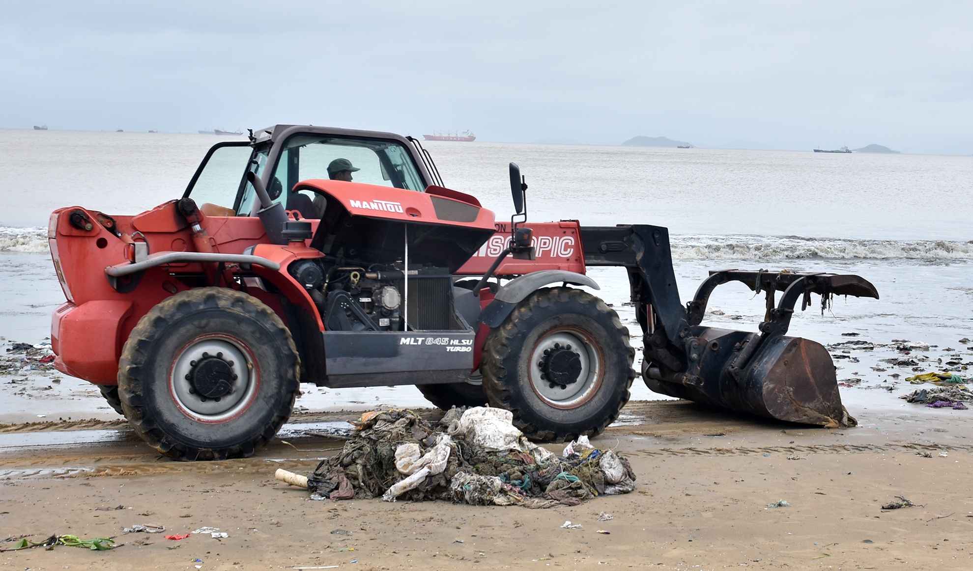 Bai bien Quy Nhon ngap rac thai sau bao so 12 anh 9