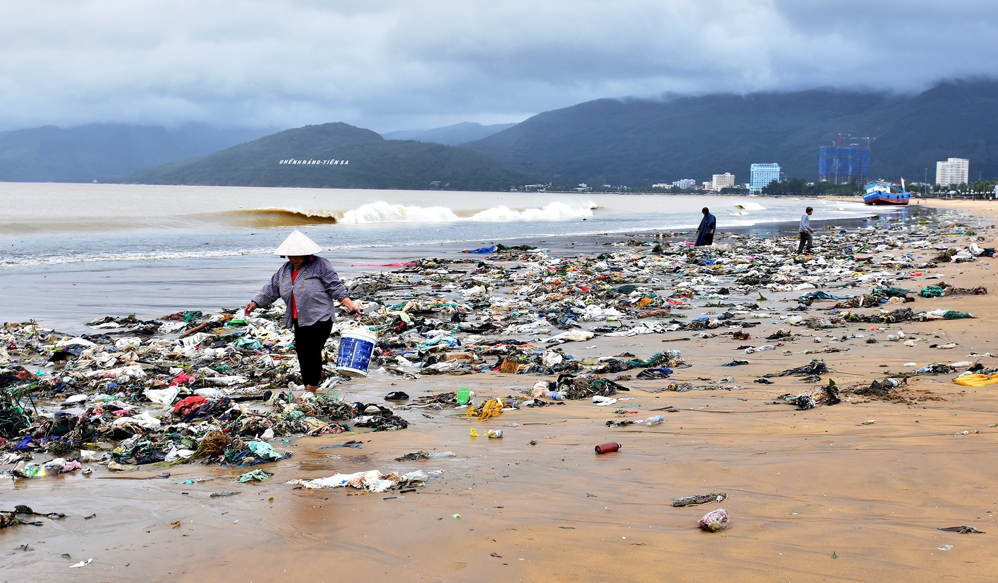 Bai bien Quy Nhon ngap rac thai sau bao so 12 anh 1