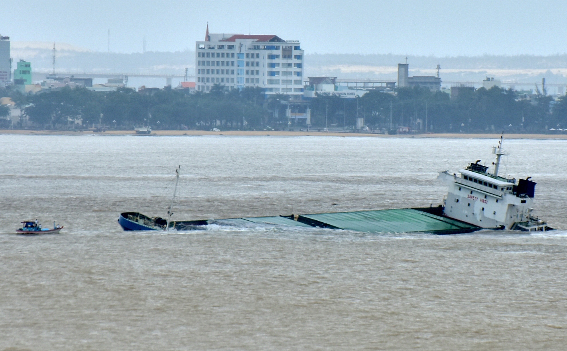 Tau cho hang chim o vung bien Quy Nhon anh 5