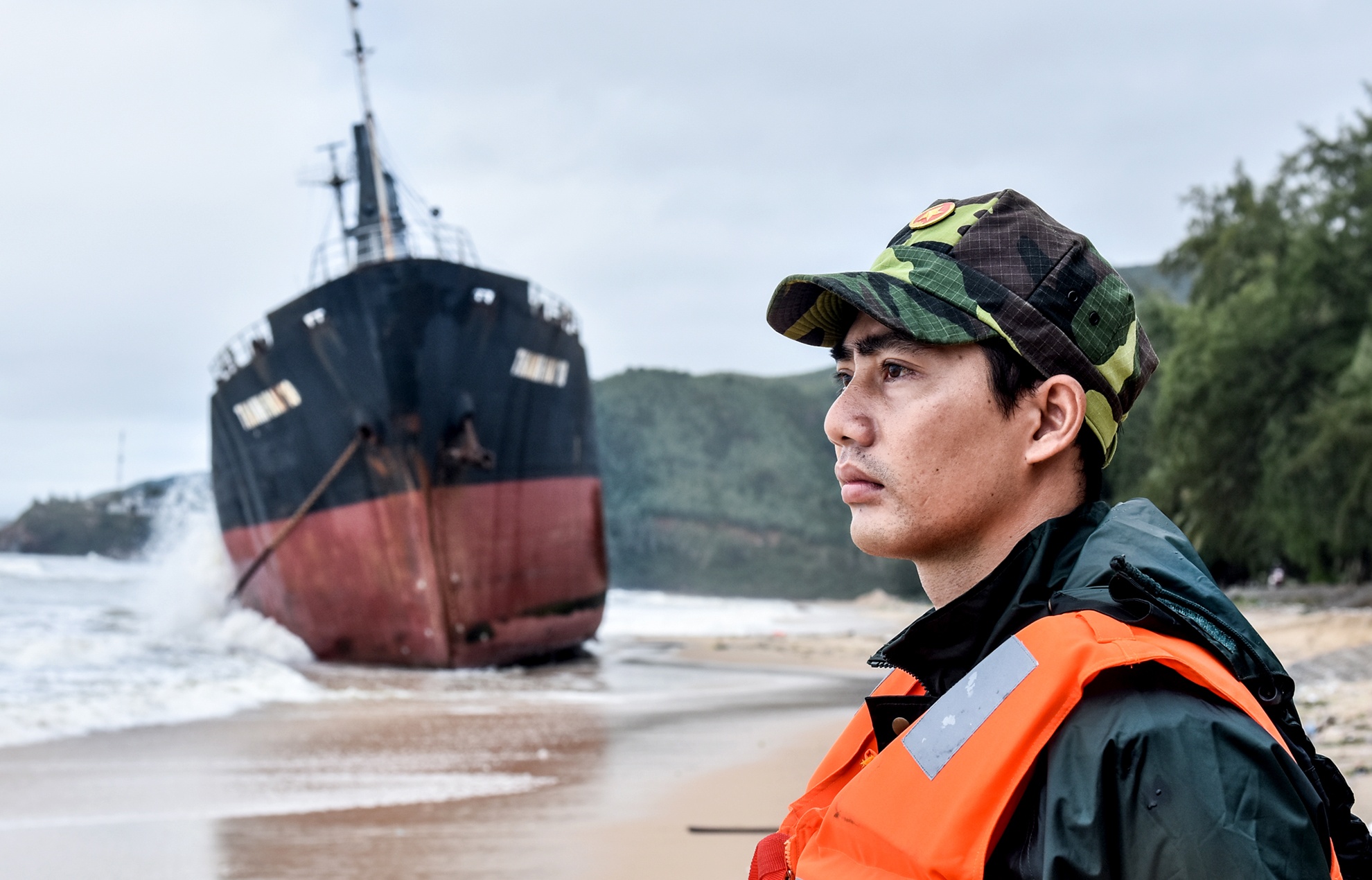 'Nghia dia' tau hang bi chim sau bao so 12 o bien Quy Nhon hinh anh