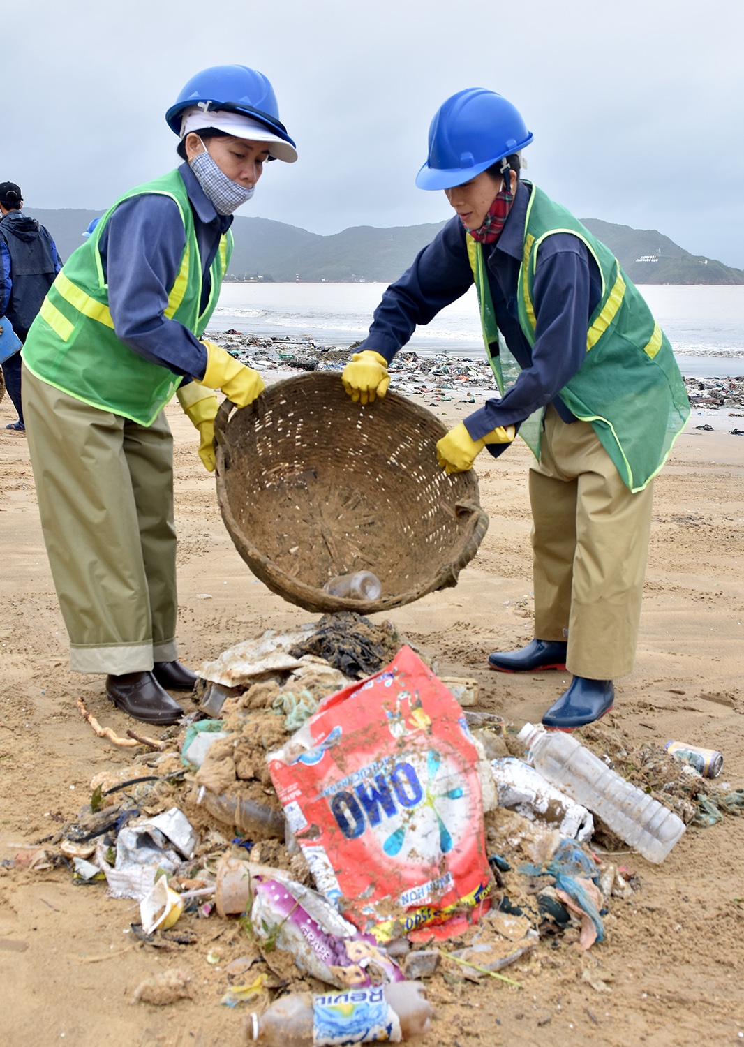 Bai bien Quy Nhon ngap rac thai sau bao so 12 anh 7