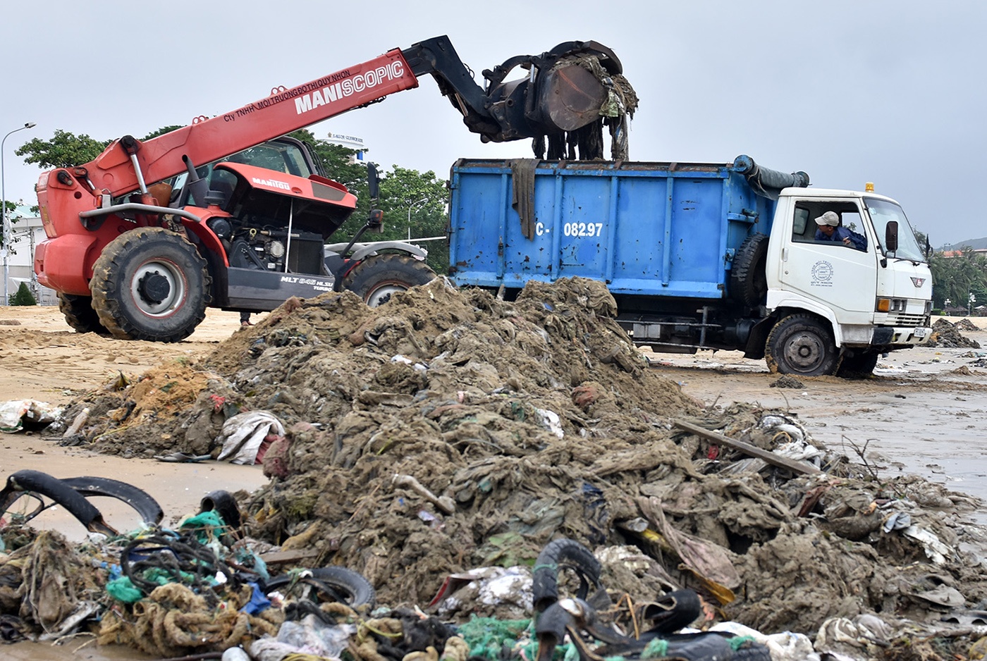 Hang tram tan rac thai ngap tran bai bien Quy Nhon hinh anh
