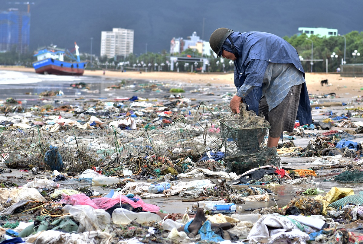 Bai bien Quy Nhon ngap tran rac thai sau bao so 12 hinh anh