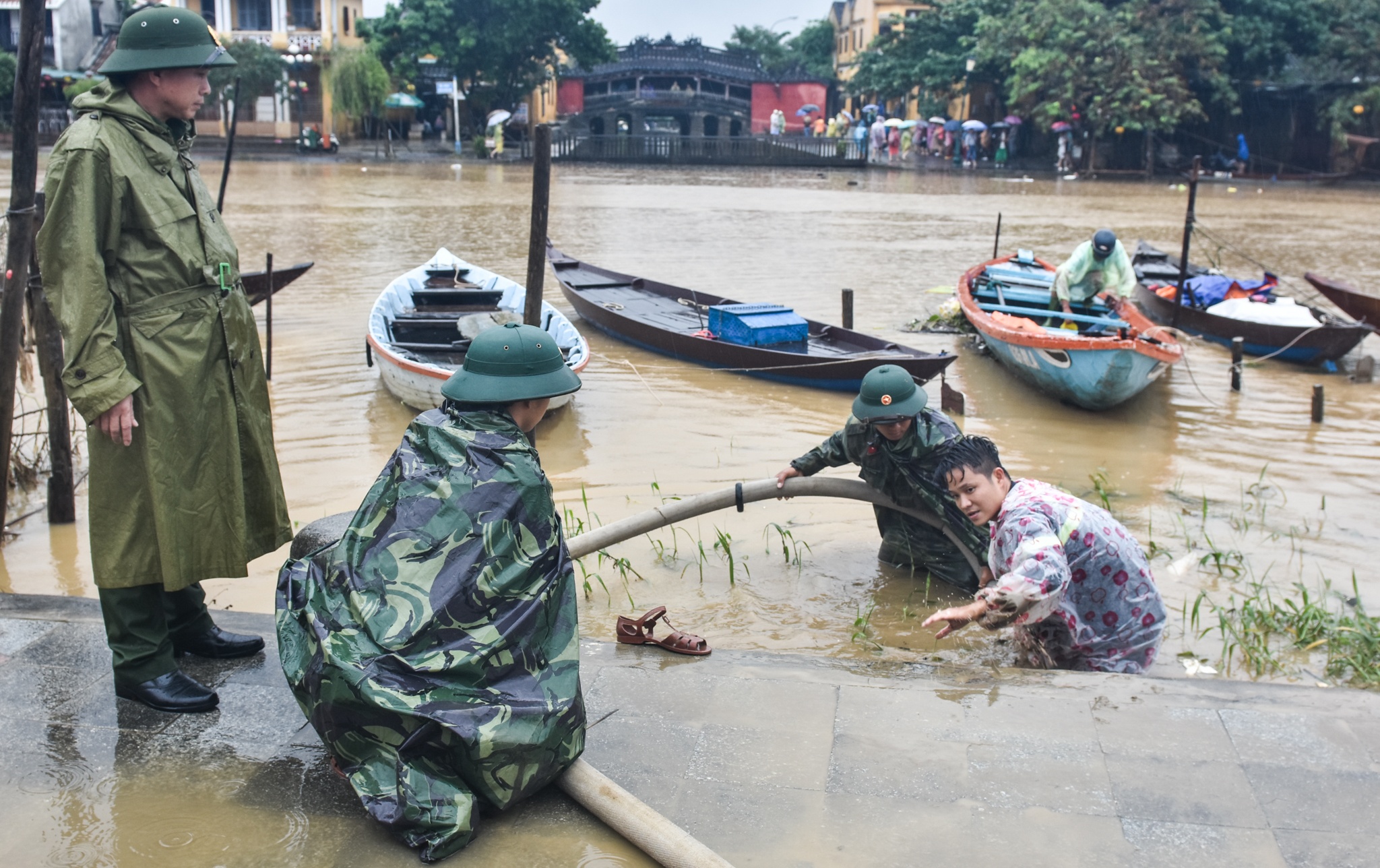Canh sat chua chay don bun sau lu phuc vu APEC anh 8
