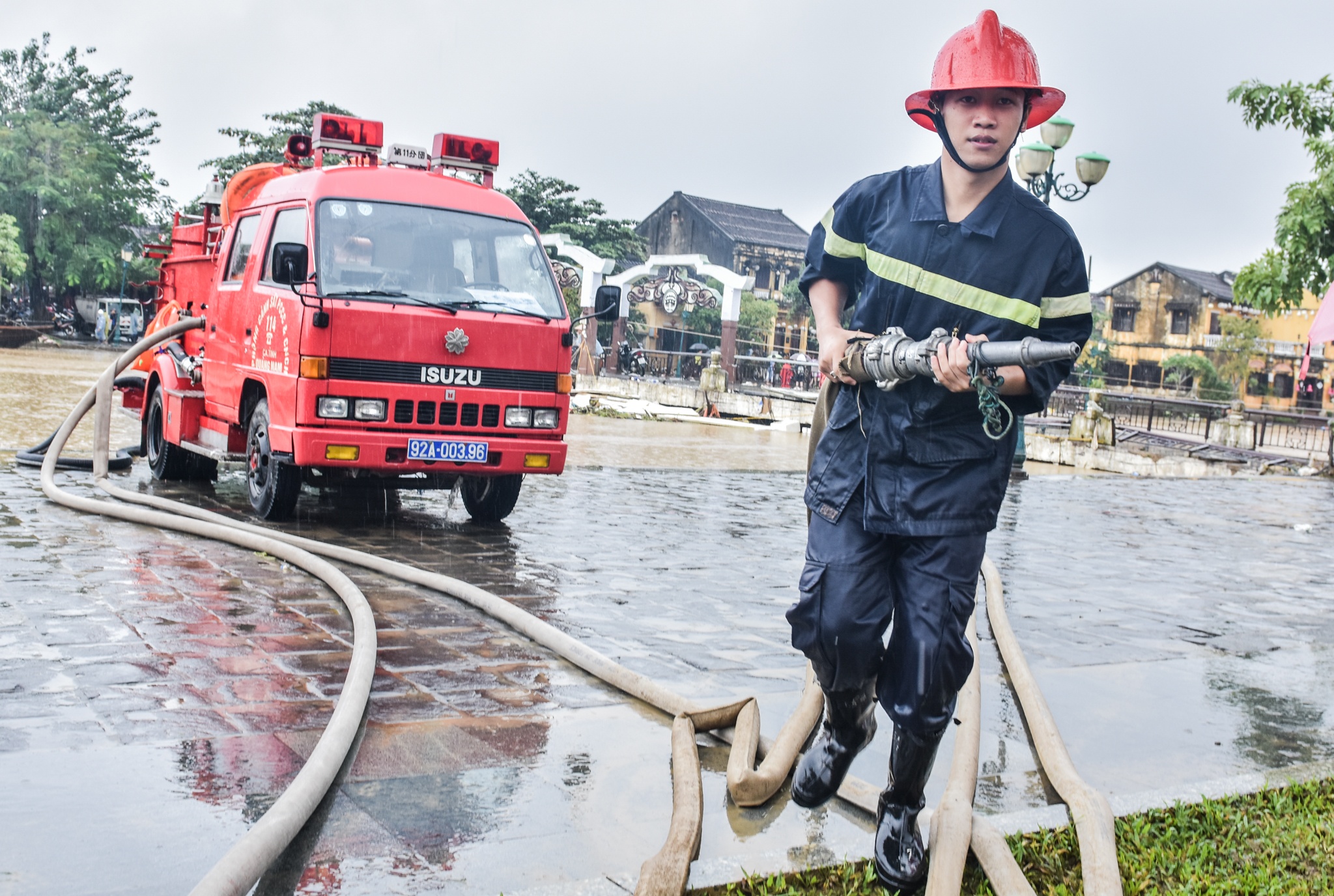 Canh sat chua chay don bun sau lu phuc vu APEC anh 1